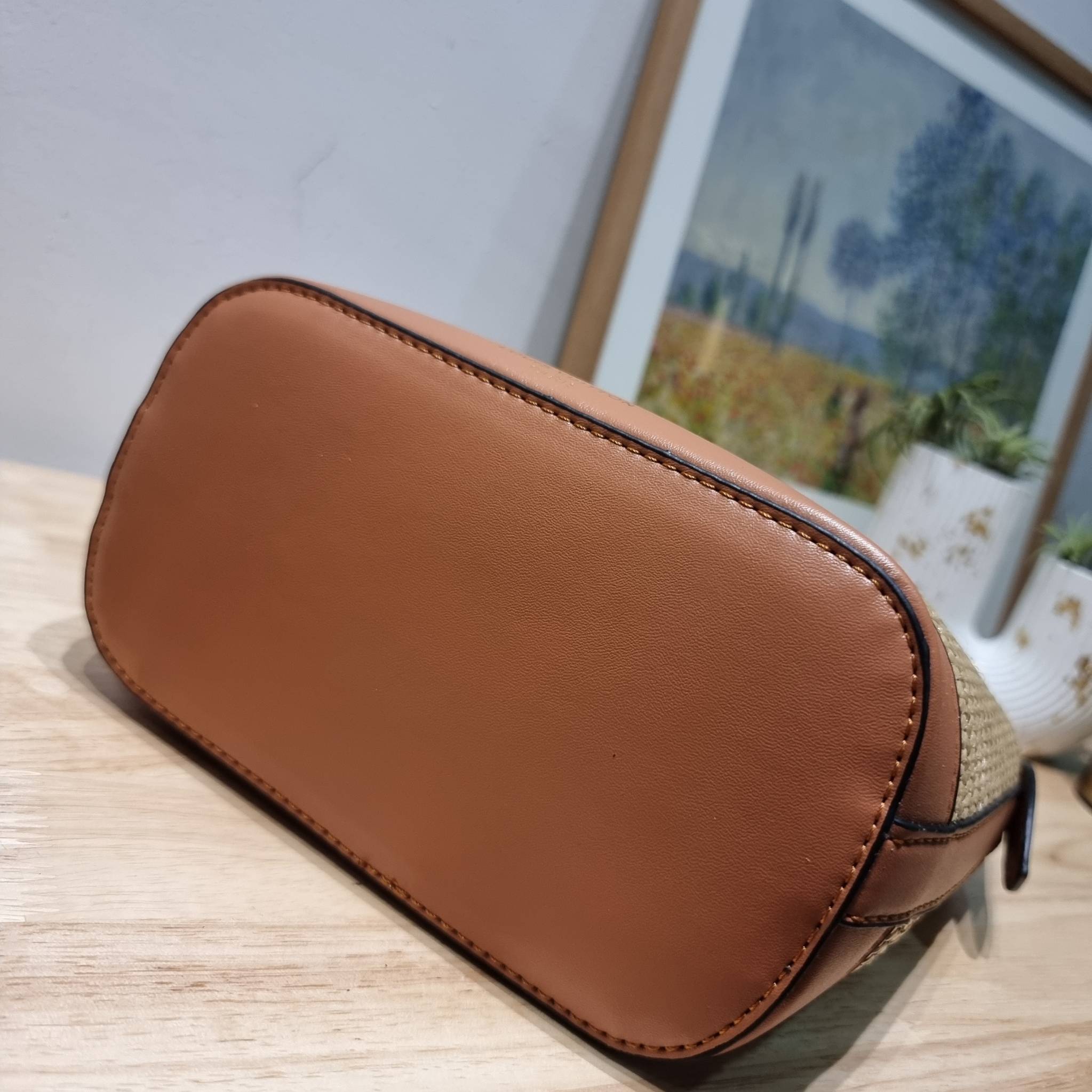 LV PETIT BUCKET BAG ไอเท็มเอ็กซ์คลูซีพจัดมาให้สาวๆโดยเฉพาะ!! กับกระเป๋าสะพายรุ่นลิมิเต็ดหายาก รูปทรงสวยงามสานเต็มใบ และยังโดดเด่นด้วยโลโก้ สีโทนอุ่น