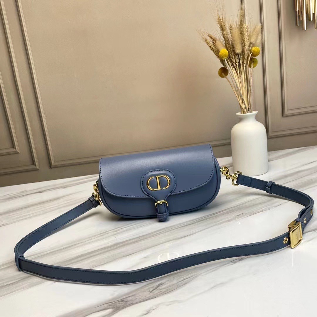 หนังแท้ DIOR BOBBY EAST-WEST BAG พร้อมส่งที่ไทย งานหนังแท้ทั้งใบเกรดออริจินอล ภาพสินค้าถ่ายจากงานขายจริง ใช้งานต่างประเทศได้ รุ่นใหม่ในฤดูกาลนี้ เพิ่มความทันสมัยให้กับซิลลูเอทของ Hobo ผ่านเส้นสายที่สง่างามและสัดส่วนที่กลมกลืนกัน สไตล์หนังลูกวัว โดดเด่นด้ว