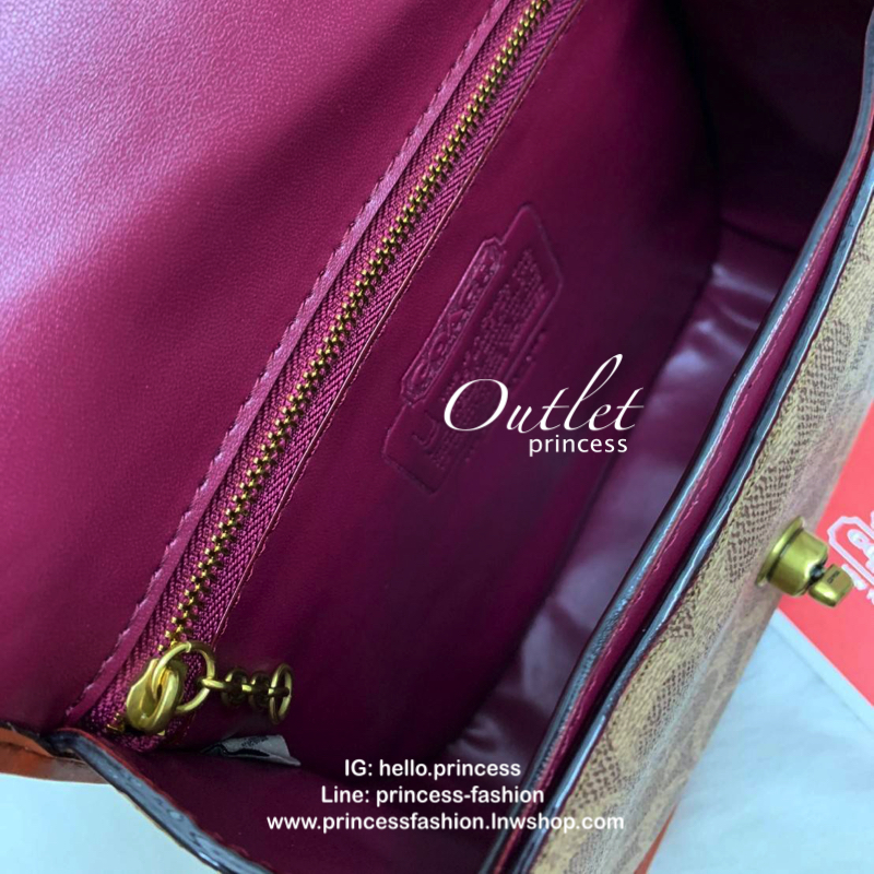 Coach Turnlock Flap Square Pouch in Signature Leather Bag ❤️สวยวินเทจมากๆค่ะ กระเป๋าสะพายแบบครอสบอดี้ร์//สะพายข้าง วัสดุหนังแท้ หนังนิ่มไม่แข็งทื่อนะคะ😘 ลายC ตัดขอบหนังเรียบ เปิดปิดกระเป๋าแบบหมุนล็อค ภายในในโล่ง กว้าง ใส่ของได้จุ มีช่องซิปใ