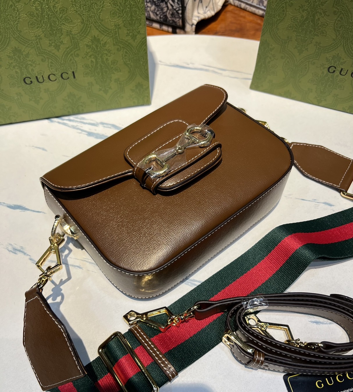 หนังแท้ GUCCI Horsebit 1955 mini bag GG Supreme canvas ที่สุดของรุ่นที่ฮอตหนักมาก คอลเลคชั่นที่ยอดขายดีตั้งแต่วันแรกที่ลง shop ด้วยรูปทรงที่กะทัดรัด ตอบโจทย์ได้ทุกลุค ทุกไลฟ์สไตล์ ใช้งานได้ง่ายคล่องตัว เรียกได้ว่าใครไม่มีได้ยังไง สวยขนาดนี้!!