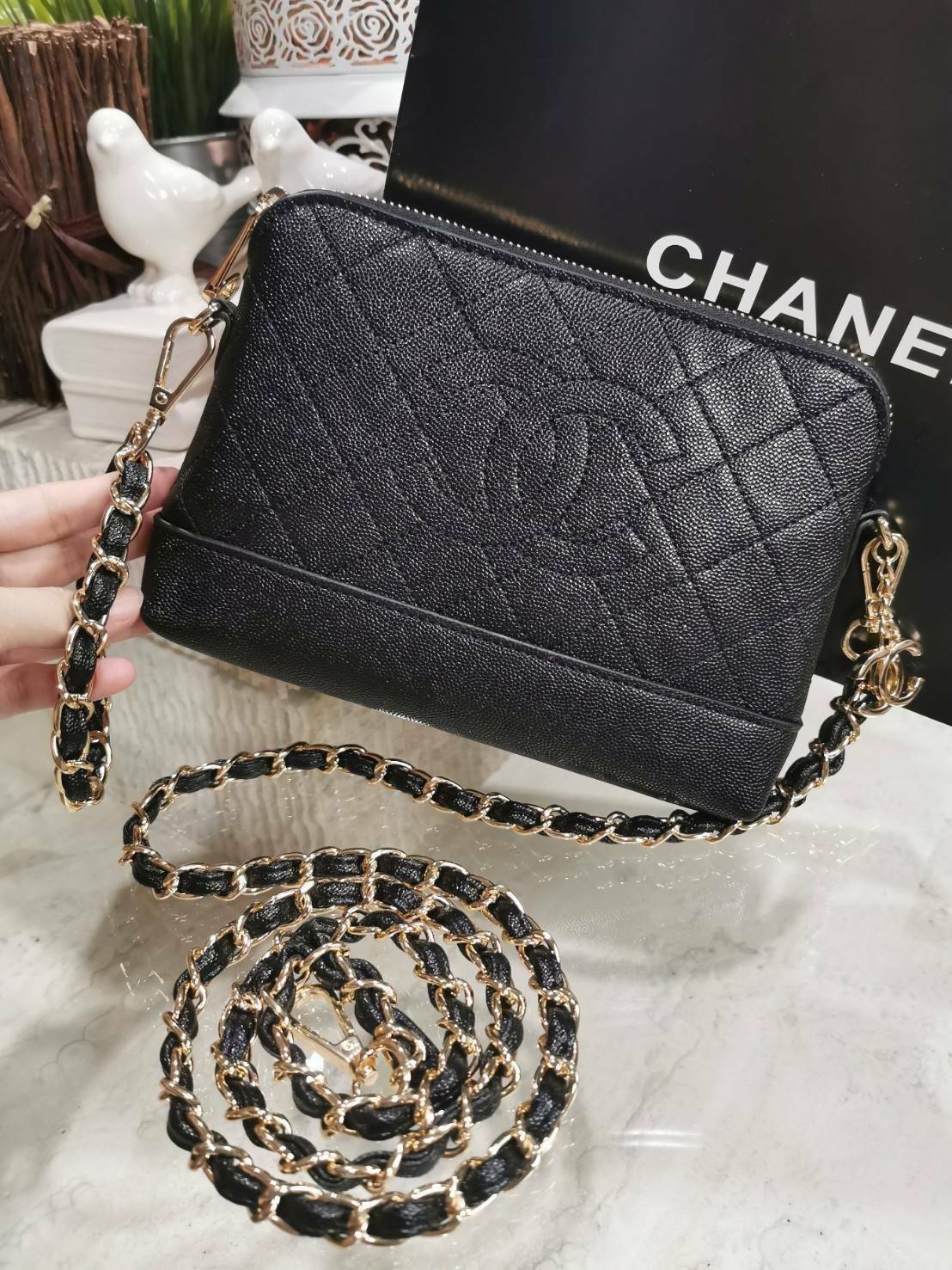 CHANEL Caviar Wristlet Crossbody Bag / Chanel Shoulder Bag With Chain กระเป๋าหนังลายเวียร์ปั๊มโลโก้แบรนด์ด้านหน้าสวยหรูดูแพง มาพร้อมจี้โลโก้แบรนด์ห้อยสีทองเก๋ๆน่ารัก