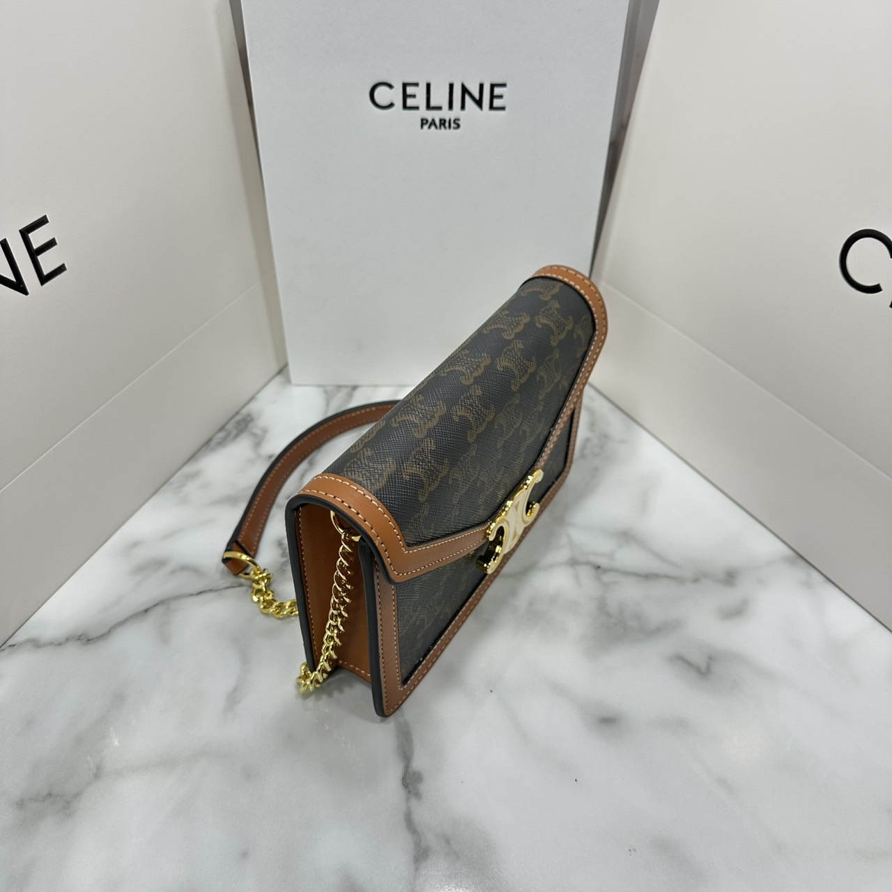 ORI หนังแท้ | CELINE WALLET ON CHAIN MARGO IN TRIOMPHE กระเป๋าสะพายสวยอยู่ทรงตั้งได้ รูปทรงย้อนยุคสไตล์วินเทจลัคชู ดีไซน์เอกลักษณ์ ขนาดกำลังดี