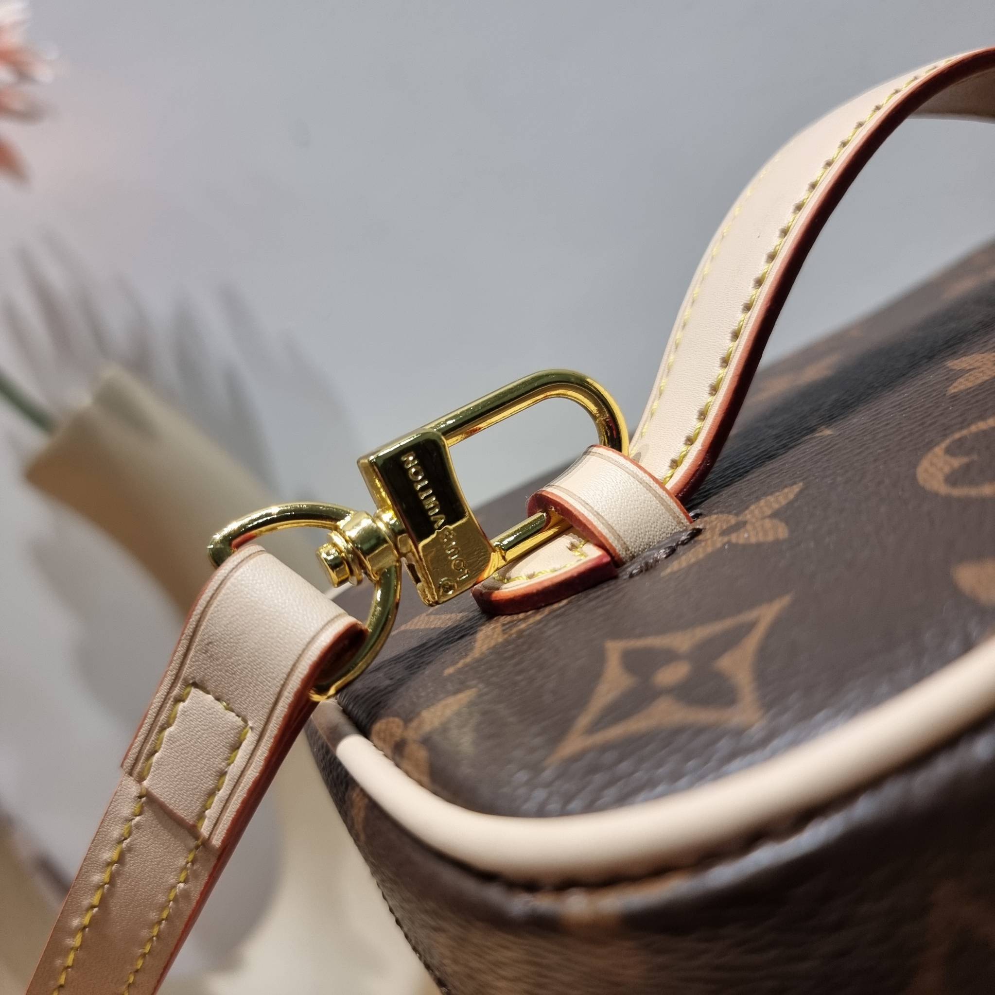 LV NICE MINI MONOGRAM BAG เบสท์เซลเลอร์คอลเลคชั่น ที่ใครๆก็ต้องมีใช้ กับกระเป๋า cosmetics ทรงกล่อง ใส่เครื่องสำอางค์ หรือจะใช้ใส่ของพกจำเป็นประจำวันก็ได้ สบายๆ