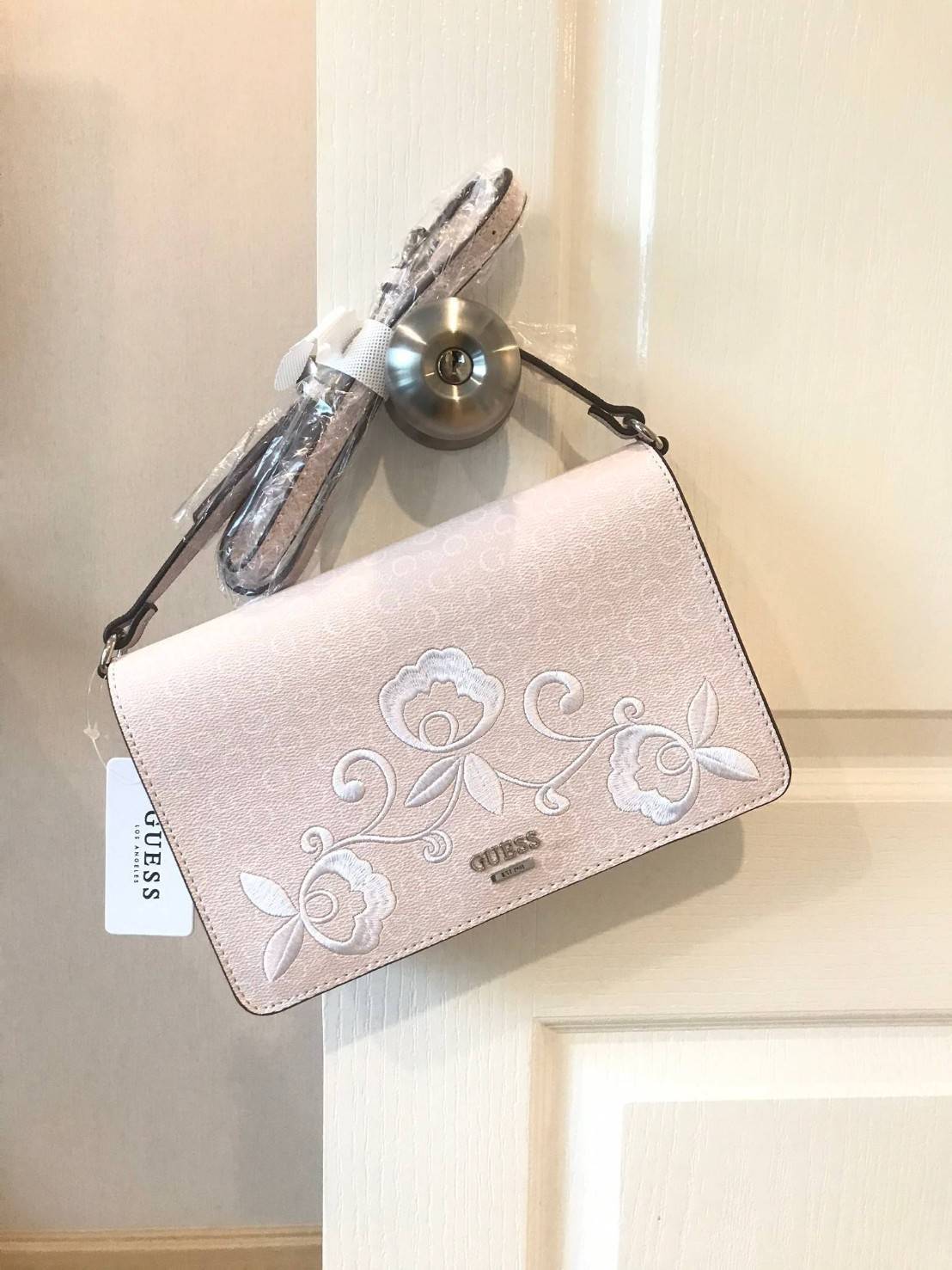 Guess Embroidered Crossbody Bag with Flap กระเป๋าสะพายทรงครอสบอดี้ ขนาดกำลังดี สกรีนอักษรย่อตัวGรอบใบลงบนหนัง ด้านหน้าปักลายดอกไม้ เปิดปิดกระเป๋าแบบฝาปิดแม่เหล้ก ใข้งานง่าน ด้านในกว้าง สามารถใส่ ipad mini กระเป๋าสตางค์ยาวได้ สายสะพายเลื่อนปรับระดับได้ สวย