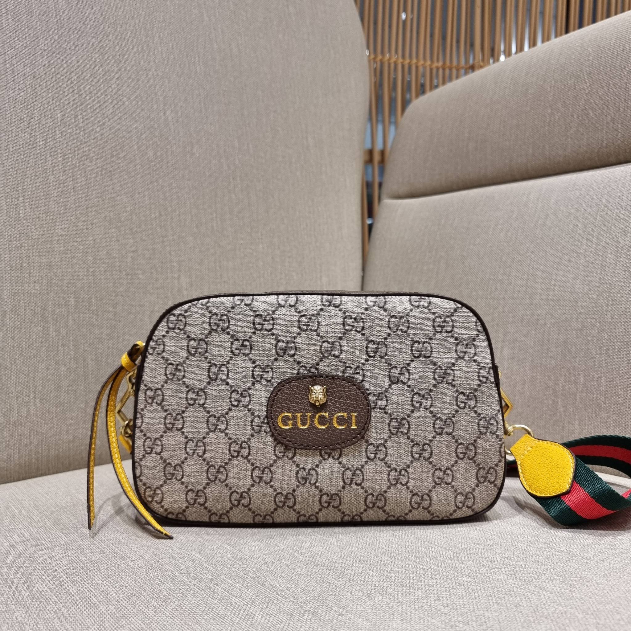 VIP 】GC STRAP SHOULDER BAG กระเป๋าสะพายข้างวีไอพีจากเคาน์เตอร์ duty free วัสดุหนังแคนวาสทนทาน ทรงสวย โดดเด่นตรงสายสะพายสีสดใสเป็นเอกลักษณ์ ตัดกันกับกระเป๋าได้อย่างลงตัว เปิด-ปิดกระเป๋าด้วยซิป รูดใช้งานง่าย ภายในโล่งกว้าง มีช่องแยกให้ ใส่ของสำคัญได้สบายๆ ส