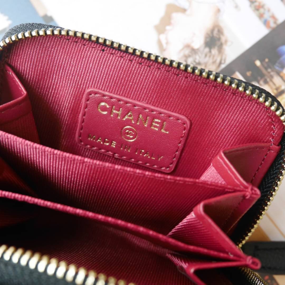 CHANEL SMALL ZIP WALLET พร้อมส่งที่ไทยแล้วค่ะ ♡♡ กับ กระเป๋าสตางค์ใบสั้น แนะนำรุ่นนี้คะ งานพรีเมี่ยมกิ้ฟท์จากเค้าเตอร์ต่างประเทศ **ทรงมินิน่ารักกก หนังสัมผัสลายด้าน จากแบรนด์ CHANEL (GWP) ด้านหน้ามีโลโก้แบรนด์ CC เปิดปิดด้วยซิปมีที่จับหนัง ด