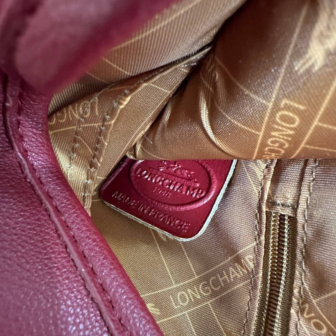 LONGCHAMP LE FOULONNÉ CROSSBODY BAG กระเป๋าสะพายที่เรียบง่ายและดูดี การออกแบบที่คล่องตัวของรุ่นนี้เหมาะอย่างยิ่งสำหรับผู้หญิงที่มีบุคลิกที่ต้องการกระเป๋าสไตล์แบบเรียบง่าย