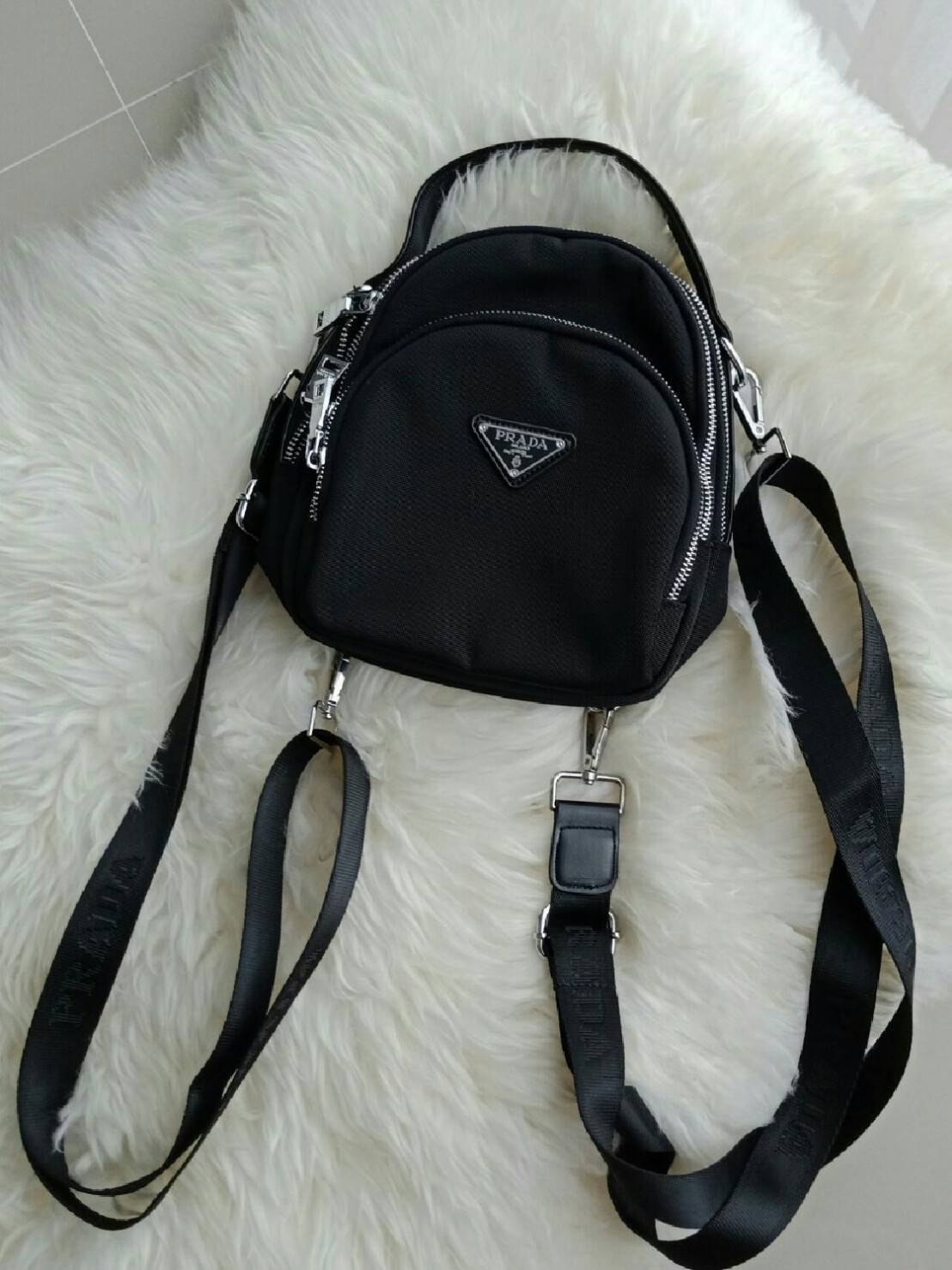 NEW ARRIVAL จากแบรนด์ Prada ใบเดียวใช้ได้3ทรง คุ้มมากๆคะ จะถือ สะพายข้าง หรือทำเป็นเป้สะพายหลัง ก็ได้คะ ขนาดกะทัดรัด วัสดุทำจากผ้า Polyester อย่างดีสามารถกันน้ำได้คะ มีช่องแยกให้ 3ช่องคะ ใส่กระเป๋าตังค์ มือถือ ได้สบายคะ อะไหล่เงินทั้งใบ มาพร้อมสายสะพายยาว