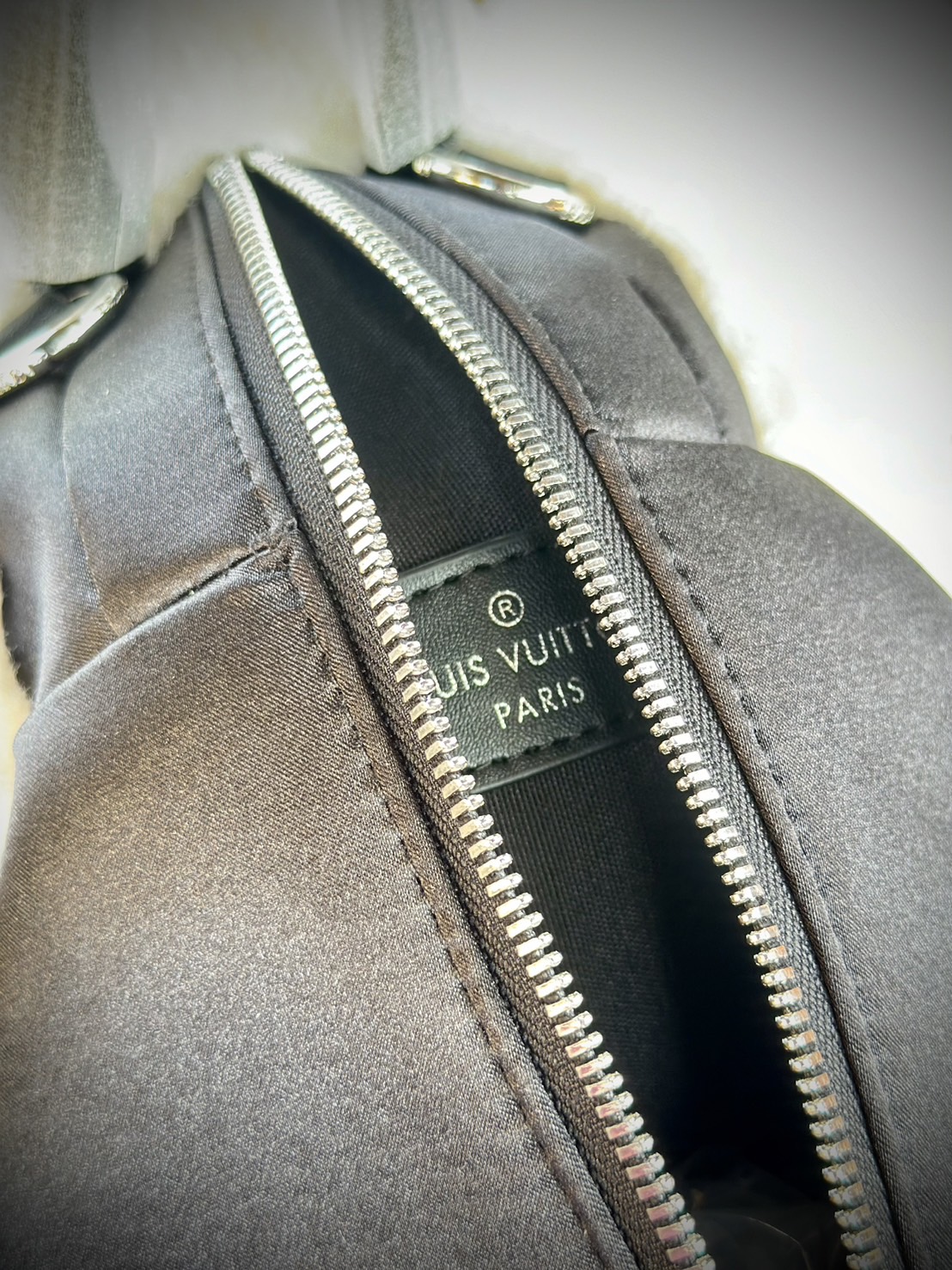 สลับแท้ LV Vivienne Backpack กระเป๋าเป้ คอลเลกชัน Ski Snow แต่งขอบขนเฟอสุดพิเศษ ดีไซน์น่ารักน่าใช้ งานผ้าไนลอนรุ่นใหม่ของแบรนด์ พิมพ์ลายโมโนแกรมด้วยซิลค์สกรีน