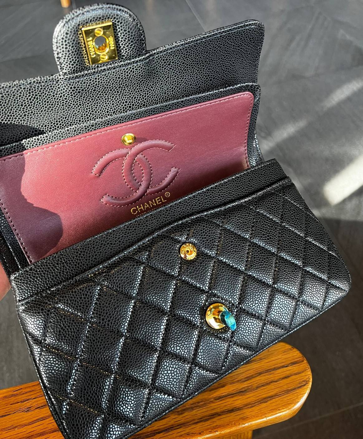 CHANEL CLASSIC CAVIAR LEATHER BAG กระเป๋าคลาสสิกรุ่นยอดนิยม รุ่นที่ใช้ได้ทุกยุคทุกสมัยจริงๆ ไม่มีคือพลาดที่สุด ^^ สวยยันเงาค่าสาวๆ! 🧡 เกรดออริจินอล ใช้งานต่างประเทศได้