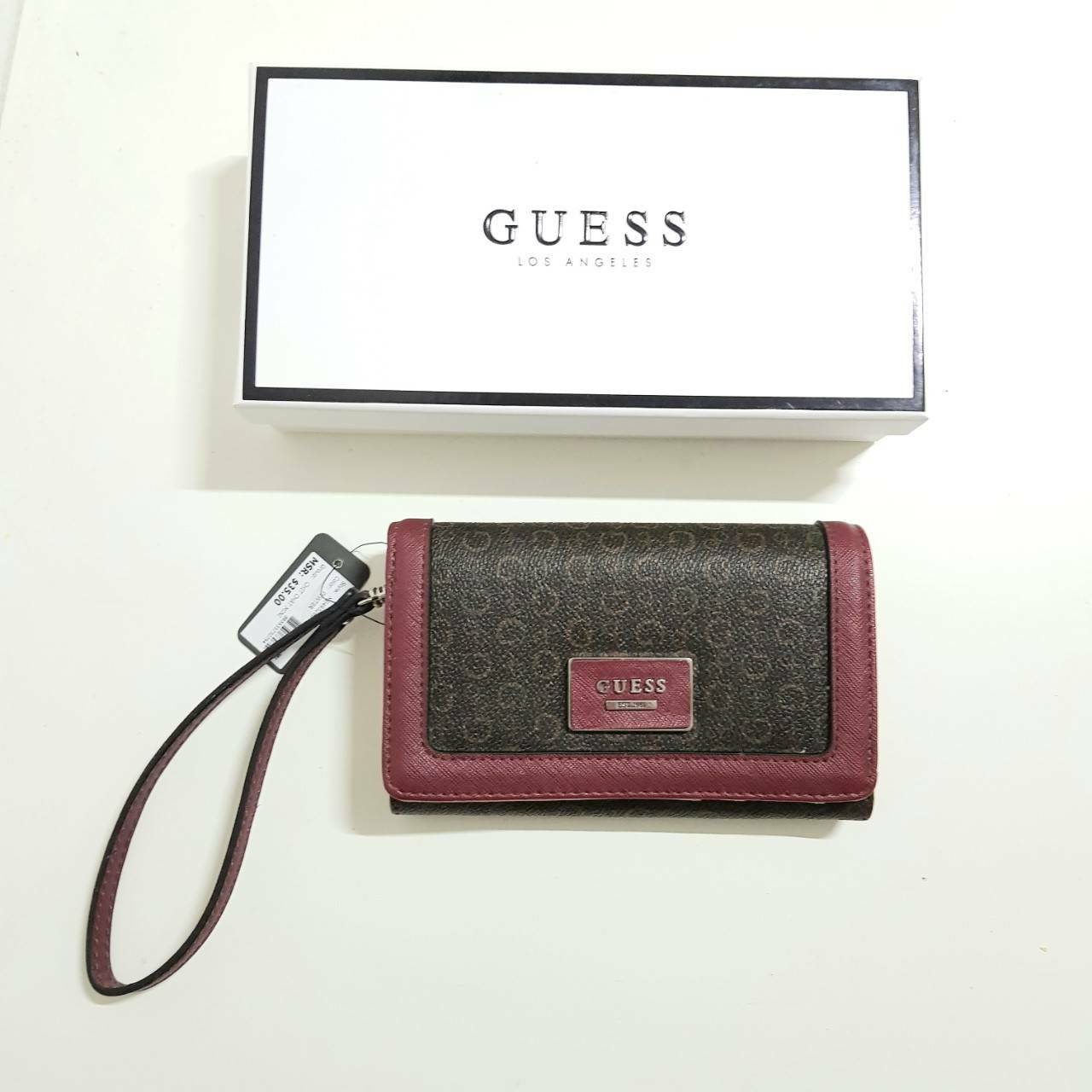 Guess leather wallet กระเป๋าสตางค์ใบกลาง ด้านหน้าแต่งโลโก้แบรนด์โลหะสวยหรู แต่งสีตัดหนังลายสวย ภายในมีช่องใส่ธนบัตร เหรียญ บัตรต่างๆ ด้านหลังมีช่องซิป ปิดเปิดใช้งานสะดวก ถือถนัดมือ มีสายคล้องมือ สามารถถอดออกได้ ขนาดกำลังพอเหมาะ ดีไซร์สวยงาม รุ่นแนะนำ มาให