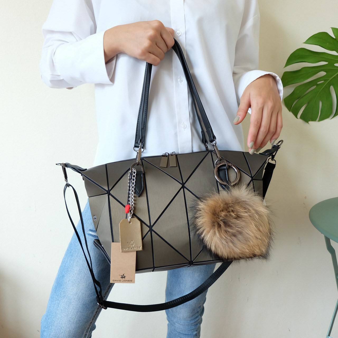 กระเป๋าถือ/สะพาย ทรงสวย เหมือนซื้อ1ได้4 โอ้ย 🤩🤩 คุ้มสุดๆไปเลยค่า เพราะตัวกระเป๋าปรับได้ถึง4 แบบตามการใช้งานเลยน๊าแถมตัวกระเป๋าน้ำหนักเบาอีกด้วย ✨✨✨ สายสะพายถอดได้แถมสายยาวให้อีก 1 เส้น กระเป๋าทรงสุดฮิตจากแบรนด์ David J