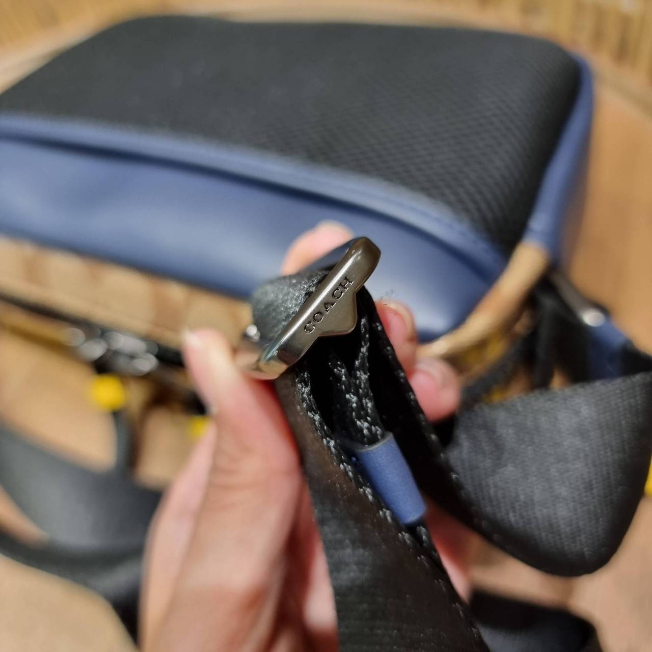 COACH EDGE CROSSBODY WITH CAMO PRINT ((2381, 2373)) ความเท่ never die!! กระเป๋าครอสบอดี้ทรงยอดฮิต ที่หนุ่มๆไม่ควรพลาด รูปทรงดีไซน์คลาสสิค ใช้งานง่าย วัสดุหนังแท้ตกแต่งตาข่ายพร้อมลายพริ้นท์ด้านหน้า สุดคูล!! ตัวกระเป๋ามีซิปหลัก และซิปด้านหน้า พร้อมช่องแยกด้