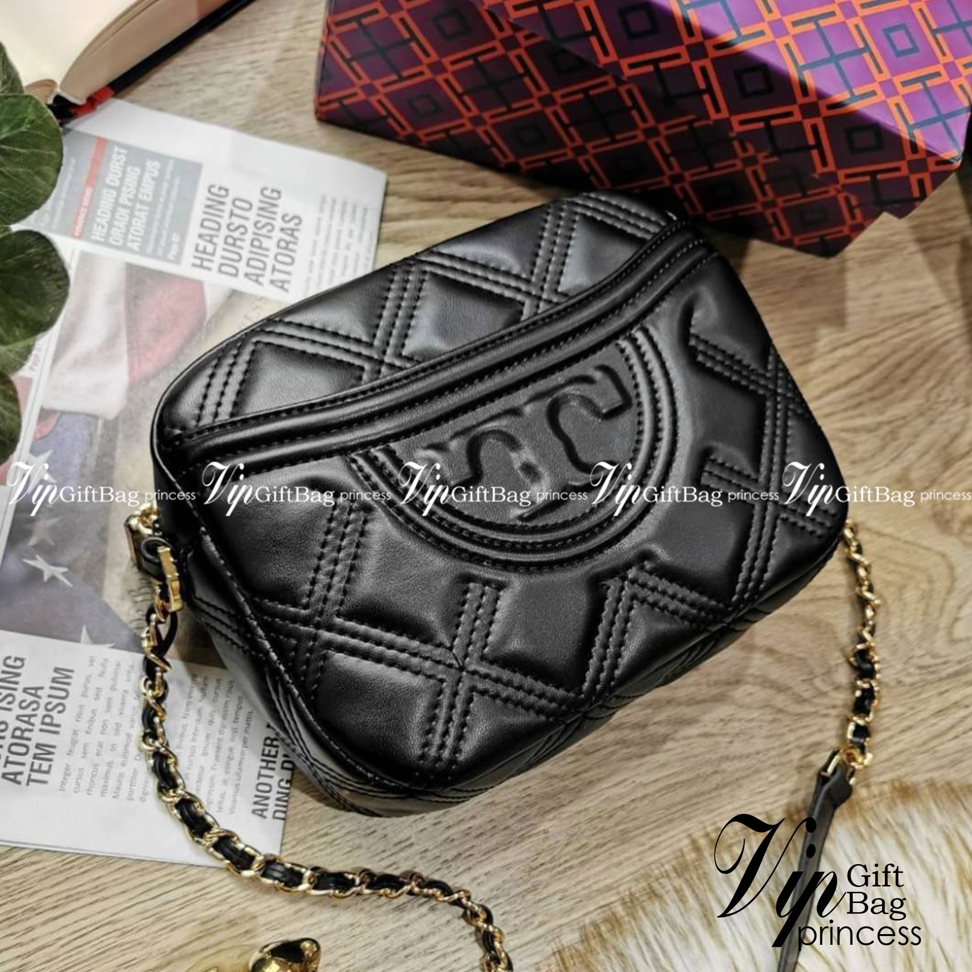 Tory Burch Factory Outlet Quilted Leather Shoulder Bag กระเป๋าสะพาย Tory Burch วัสดุหนังแกะสังเคราะห์ขึ้นลายแบรนด์สวยหรูอยู่ทรงดีไซน์ยอดนิยมสุดคลาสสิคน่าใช้ค่ะ เปิดปิดด้วยซิปแบรนด์ ภายในมีโลโก้และมีช่องซิปเล็กใส่ของ ใส่กระเป๋าสตางค์ มือถือ ของใช้ได้เยอะ น