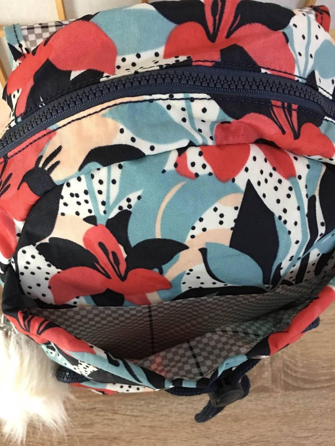 กระเป๋า Kipling รุ่น City Pack ไซส์ L ขนาดใหญ่พอเหมาะสำหรับการเดินทาง มาพร้อมช่องกว้างขวางจุสัมภาระของคุณได้อย่างจุใจ และช่องจัดเก็บอีกหลากหลายรูปแบบ ดีไซน์ลวดลายนำสมัย เติมแต่งสีสันและชีวิตชีวา นับเป็นอีกหนึ่งกระเป๋าเป้ที่พร้อมให้คุณได้สะพายออกไปข้างนอกไ