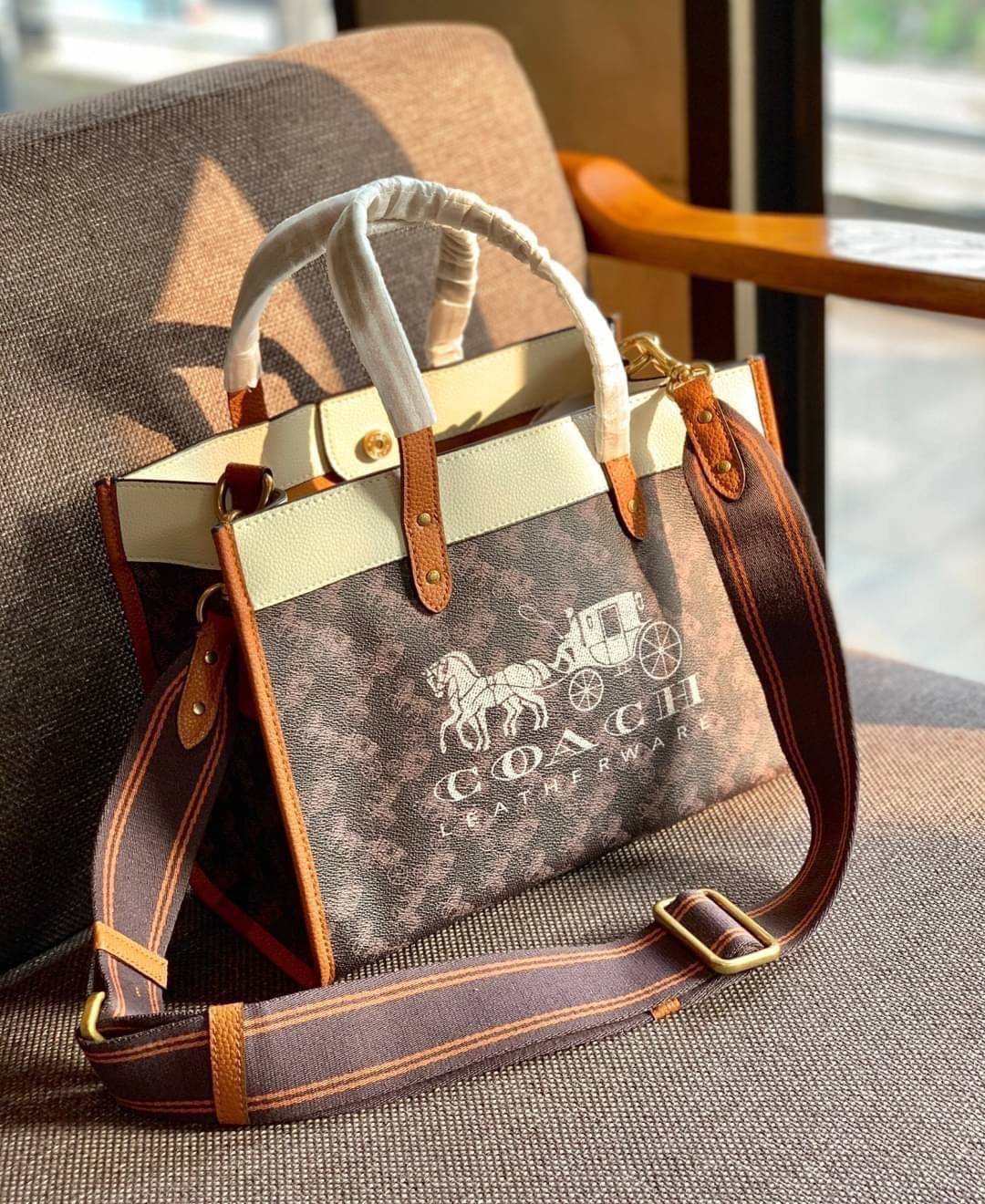 COACH FIELD TOTE 30 WITH HORSE AND CARRIAGE PRINTAND CARRIAGE BADGE 📣พร้อมส่งที่ไทย ใหม่ล่าสุด บอกเลยสีสวย สุดคลาสสิคมากๆ