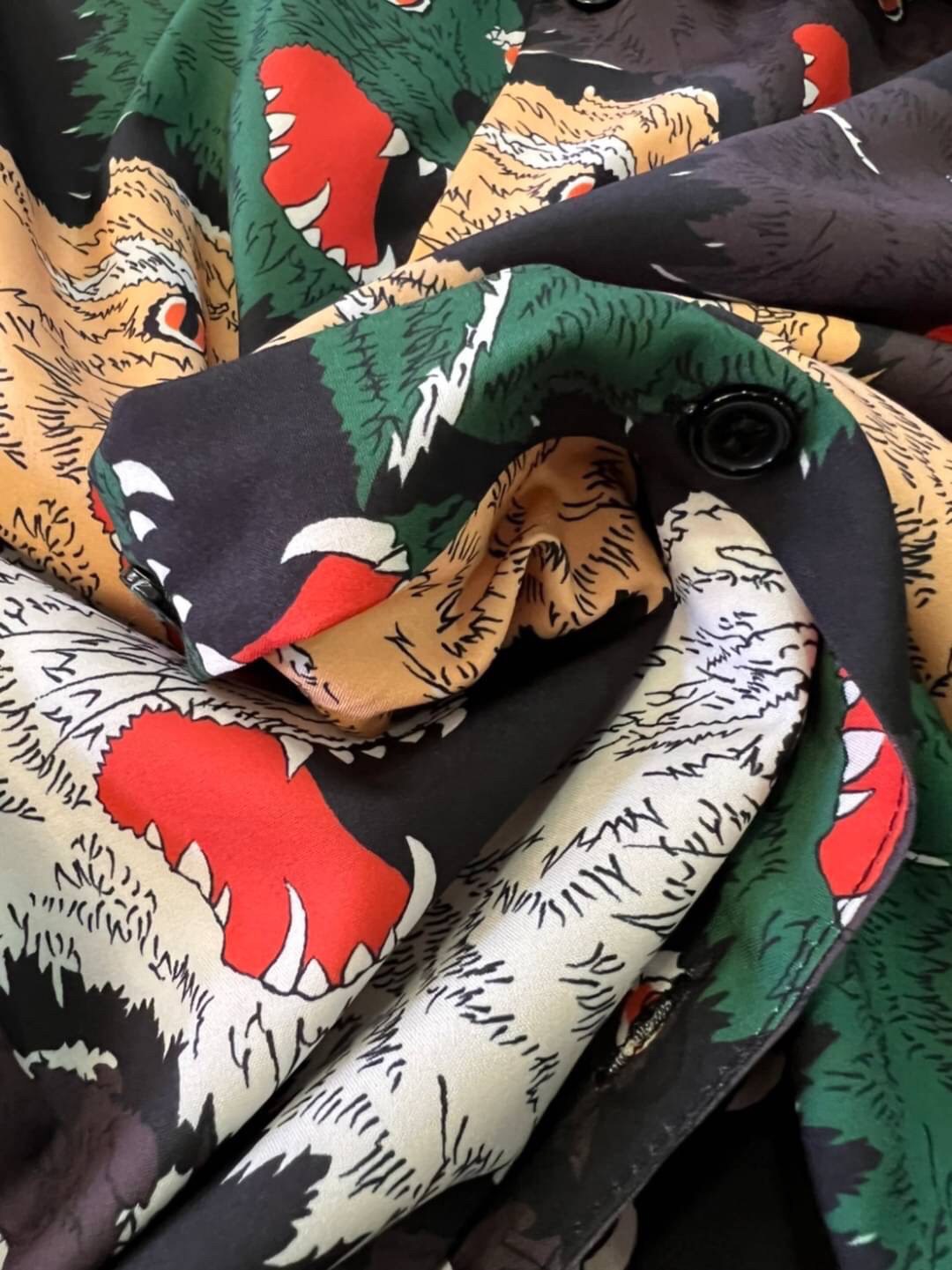 Gucci Panther Face Bowling Shirt in Green / Gucci Men's Shirts / Gucci Shirt งานเกรดออริจินอล พิมพ์ลายคมชัด มีป้ายแท็กที่คอเสื้อทุกตัว พร้อมส่งที่ไทย ภาพสินค้าถ่ายจากงานขายจริง ใช้งานต่างประเทศได้