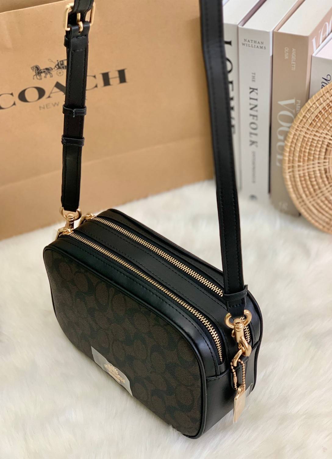 ใครรออยู่จัดเลยค่ะ มากี่รอบไม่พอจริงๆค่ะ😁 COACH JES CROSSBODY IN SIGNATURE BAG กระเป๋าสะพายข้าง//ครอสบอดี้ร์ วัสดุหนังแท้ หนังนิ่มทรงสวย 🔺อะไหล่ป้ายห้อยโลหะแบรนด์นะคะ กระเป๋าแบ่ง2ซิป แต่ละช่องกว้าง สามารถใส่กระเป๋าเงินใบยาวได้; ของจำเป็นได