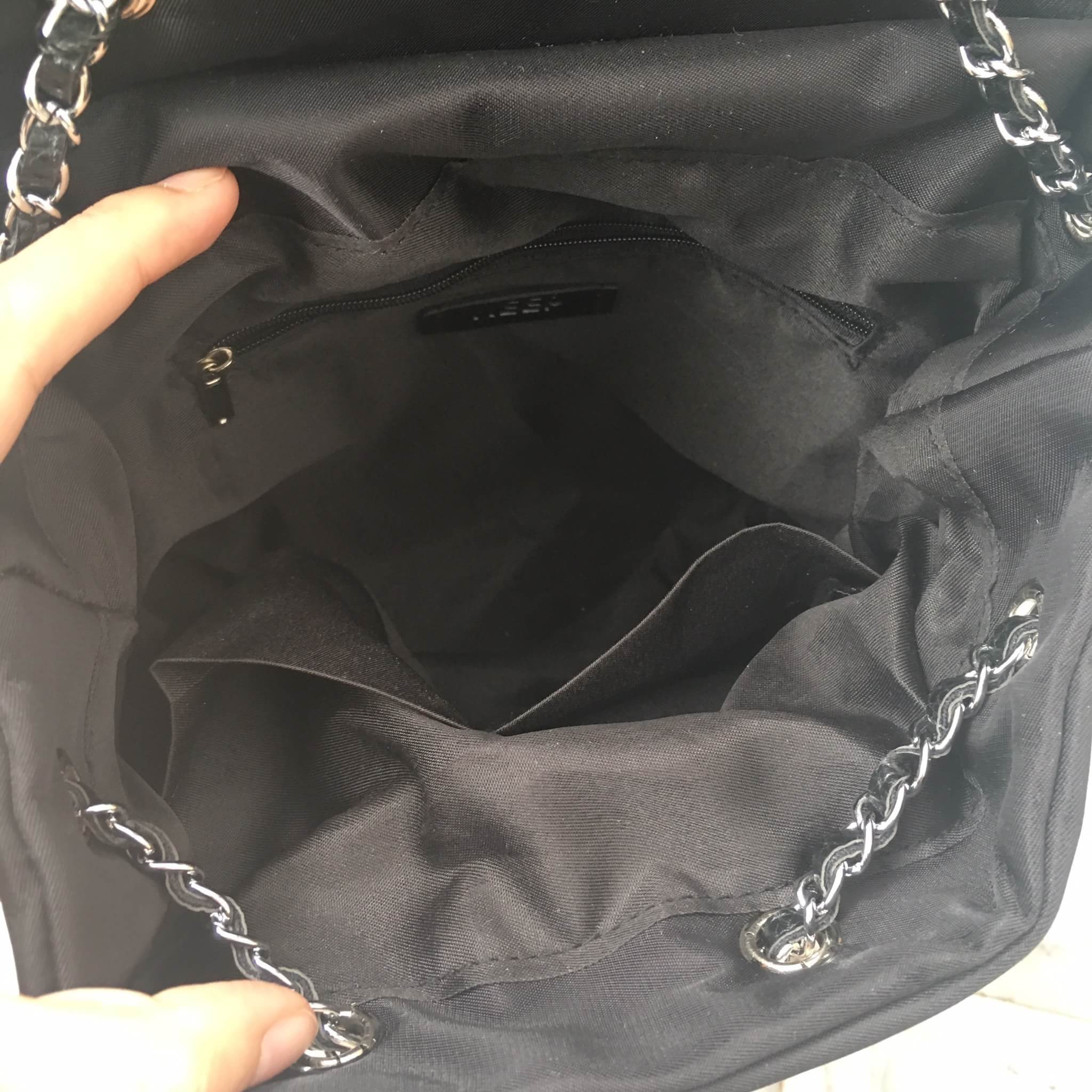 กระเป๋าเป้!!! ทรงน่ารักมากๆๆๆ จากแบรนด์ KEEP รุ่น Monster bite backpack #จุดเด่นที่ >ตัวกระเป๋าทำจากผ้าไนล่อนเนื้อดี ตีลายตาราง >น้ำหนักเบามาก เพียงแค่ 4 ขีดเท่านั้น >สามารถปรับสายโซ่ สะพายไหล่ได้คะ >ขนาดกระเป๋ากำลังดีคะ ใส่ กปต ยาว มือถือได้