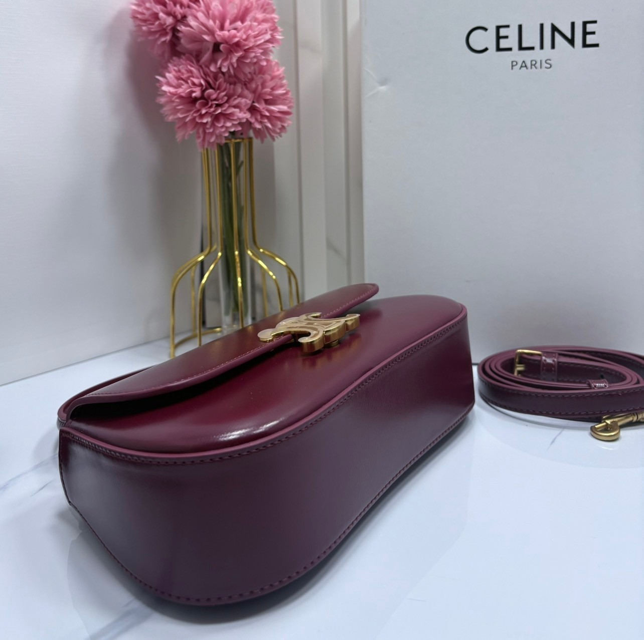 CELINE LOLA TEEN bag in glossy leather กระเป๋าทรงโฮโบรุ่นใหม่ หนังแท้ขึ้นเงาสวยก่อนใคร ดีไซส์ใหม่มุมโค้งมน สวยละมุนเป็นคุณหนูน่าทะนุถนอม มีหูจับและสายสะพายยาว