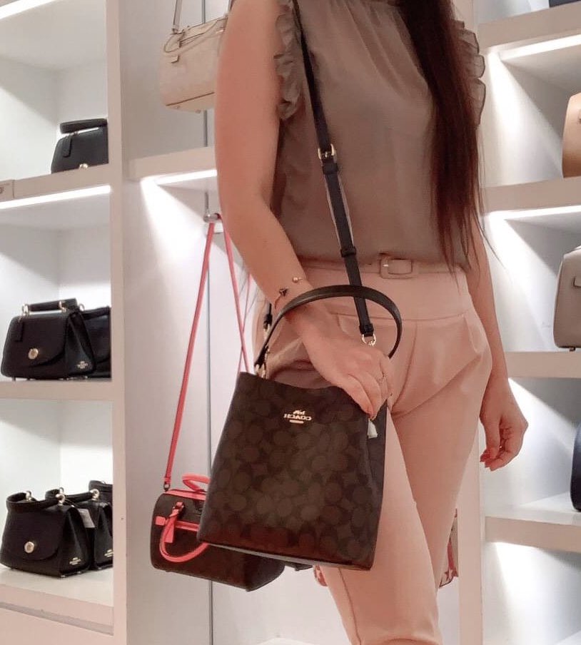 COACH 2312 SMALL TOWN BUCKET BAG IN SIGNATURE CANVAS รุ่นยอดนิยมใบเล็กมาครบสีแล้วจ้า กระเป๋าทรงบัคเก็ต สีผู้ดี๊ผู้ดี ตัวกระเป๋าดีไซน์คลาสสิคลายซี ดูโดดเด่น วัสดุหนังแคนวาสเคลือบลาย สวยคมทุกมุมจริงๆ!! เปิด-ปิดด้วยกระดุมแม่เหล็กทั้ง 2 ฝั่ง ภายในเป็นช่องโล่ง