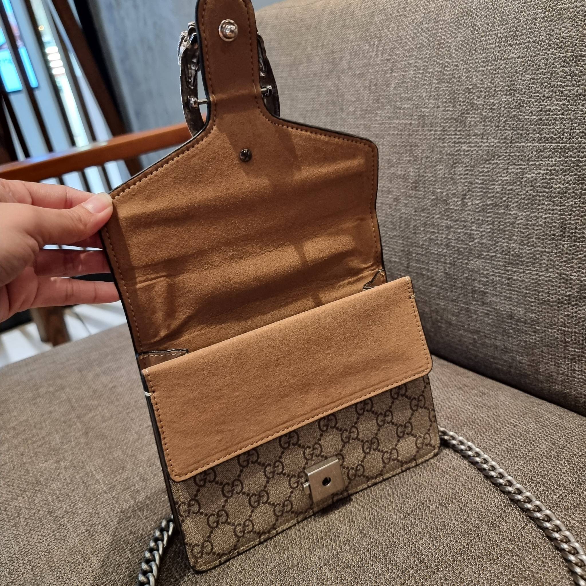 Gucci Mini Dionysus GG Shoulder Bag น้องมินิ ไซส์เล็กสุดเลิศ จัดให้แล้วจ้า!! ฮอตสุดไม่มีใครเกิน สวยจริงไม่ทิพย์!! GC CROSSBODY BAG WITH GWP สุดคุ้มกับกระเป๋าสะพายรุ่นที่สาวๆต้องไม่พลาด!! ดึงดูดและสะกดสายตาด้วยอะไหล่ดีเทลหรูรูปหัวสิงโต วัสดุหนังแคนวาส ทนทา