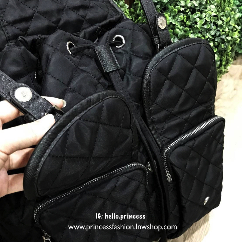 PRADA NYLON BACKPACK WITH POCKET กระเป๋าเป้ premiumbgift จากเคาน์เตอร์แบรน วัสดุ Nylon เนื้อหนา ลายตาราง คุณภาพดี ด้านหน้า มีโลโก้แบรนด์ อะไหล่เงิน มี Pocket หน้า 2 ช่อง หัวซิป และอะไหล่ปั๊มแบรนด์ พร้อมพวงกุญแจปอมสีดำ ถอดเเยกใช้ได้ค่ะ เปิดปิดด้วยฝาปิด Dra