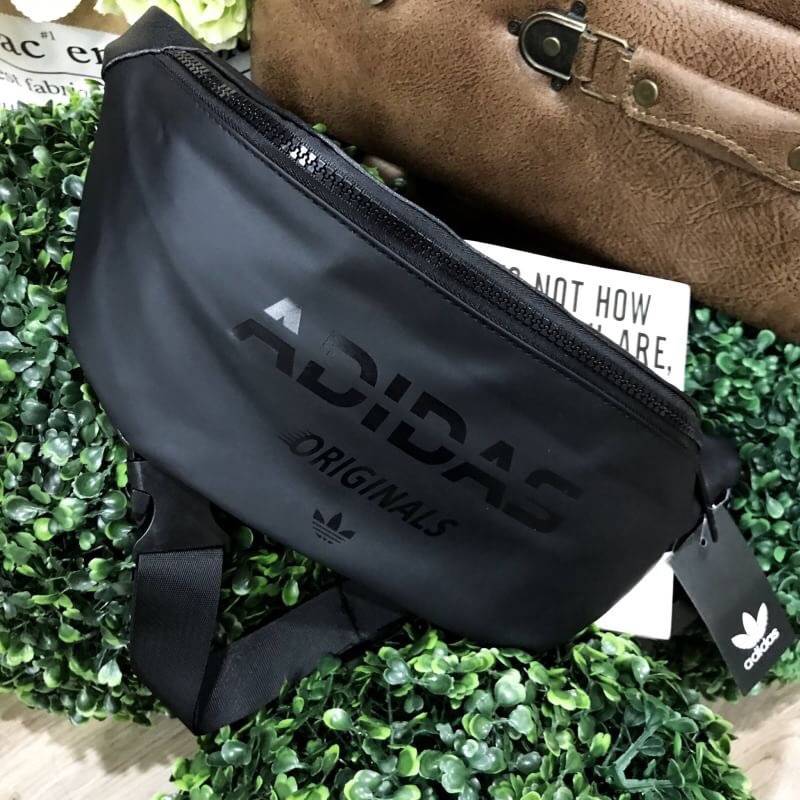 Adidas Waist Bag กระเป๋าสะพายสไตล์สปอร์ตแบบคาดเอวหรือคาดอกดีไซน์สุดฮิตใช้ได้ทั้งชายและหญิง วัสดุไนล่อนเนื้อแมทแบบนิ่มด้านหลังเป็นหนังเรียบ กันน้ำทำความสะอาดง่าย ขนาดกำลังดี น้ำหนักเบา ด้านหน้ามีโลโก้แบรนด์ เปิดปิดด้วยซิปสะดวกใช้ หัวซิปแบรนด์ สายสะพายเลื่อ