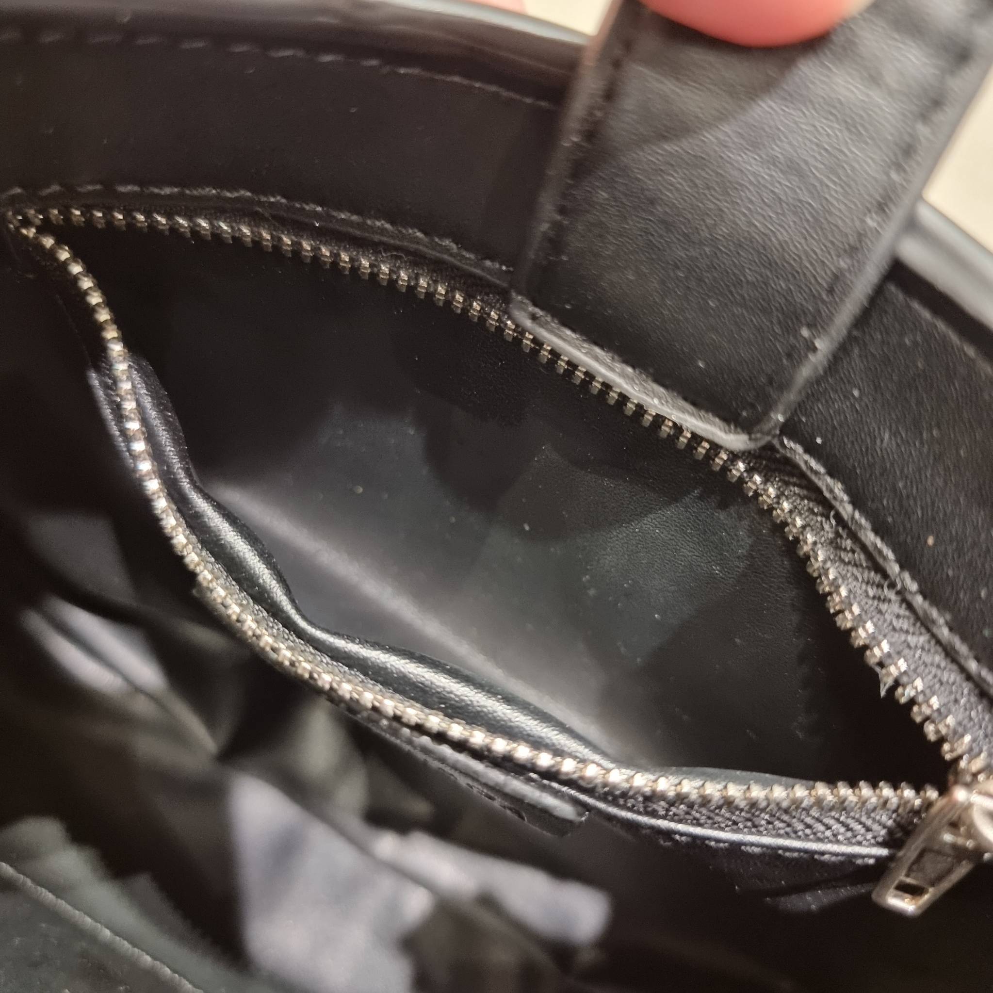 Balenciaga XX small leather shoulder bag กระเป๋าสะพายดีไซน์สวยเลิศ!! ไม่ซ้ำ เอกลักษณ์ที่โดดเด่นด้วยรูปทรง และขนาดที่กำลังเหมาะใช้งาน พร้อมดีไปหมด!! วัสดุสังเคราห์เรียบหรู ปากกระเป๋ามีแถบแม่เหล็กคาดกันของหล่นได้ ภายในกระเป๋าเป็นช่องโล่ง มีช่องซิป และช่องย่