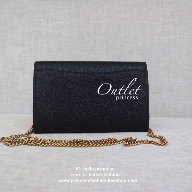 Coach Tabby Chain Clutch Detail : กระเป๋าทรงสวย สะพาย เป็นcrossbody หรือ จะถือเป็รครัชเก๋ๆ ออกงานก็สวยหรู ดูแพง สายสะพายเป็นสายโซ่แข็งแรง โดดเด่นด้วยหัวกระดุมเปิด ด้วนสัญลักษณ์รูปตัวC กากเพชร สวยยย เด่น และหรูมากๆ ใครยังไม่มี รีบซื้อเก็บไว้สักใบ หรือ เป็น