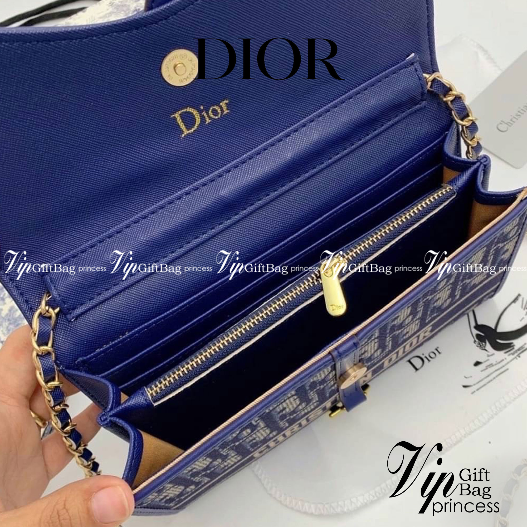 DIOR LONG WALLET WITH CHAIN MONOGRAM / DIOR WALLET กระเป๋าสตางค์ใบยาวพร้อมสายสะพายโซ่อะไหล่ทองสลับหนัง ขนาดกำลังน่ารัก เป็นเอกลักษณ์ของความหรู วัสดุแคนวาสแท้และผ้า Jacquard อย่างดี ผสมผสานความสง่างามและคลาสสิกที่เข้ากับยุคสมัย ด้านหน้าโดดเด่นด้วยซิกเนเจอร