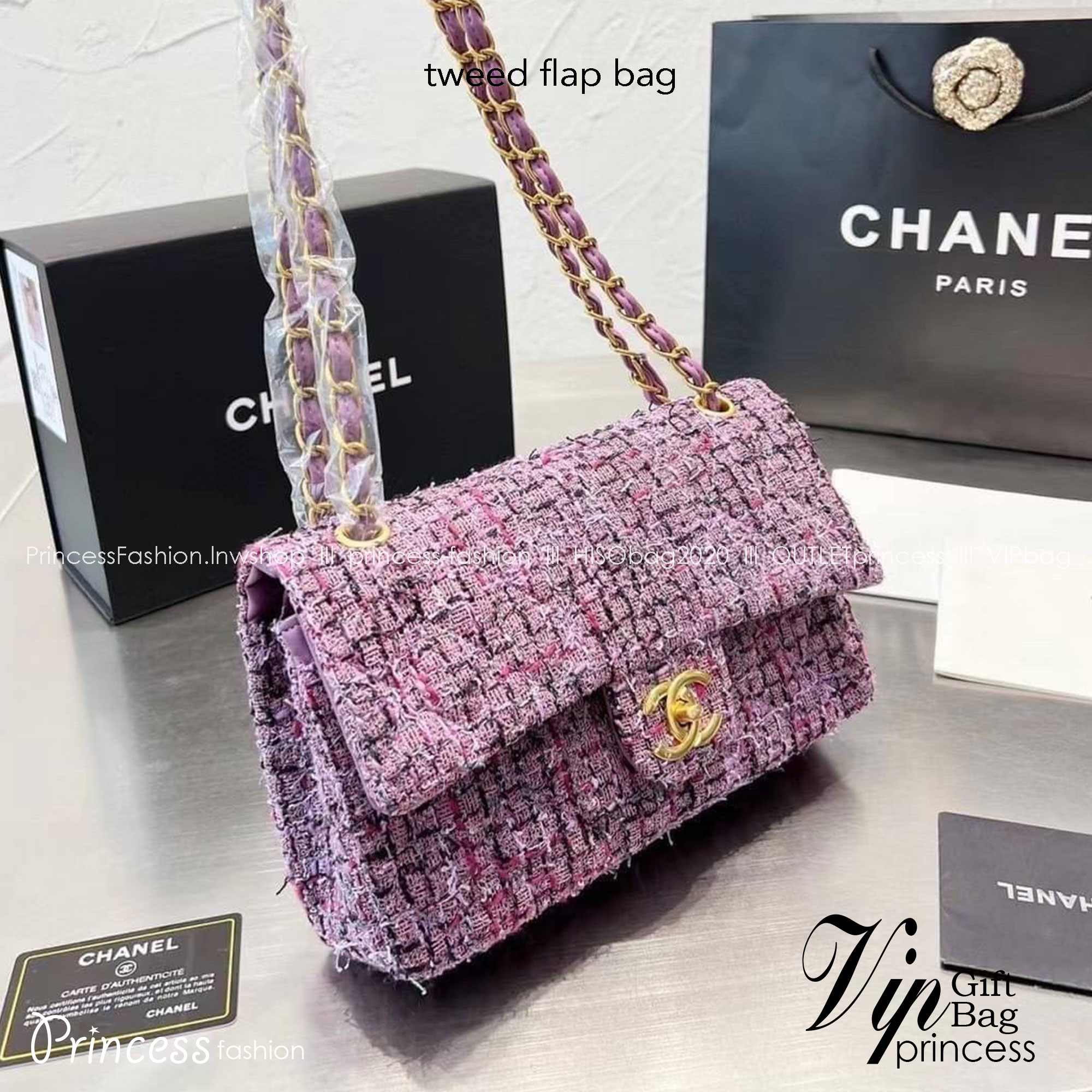 CHANEL Tweed Flap Bag 25cm ลุคคุณหนูไม่ควรพลาด Collection นี้เลย ลวดลายบนกระเป๋าแบบกราฟฟิคมีเท็กเจอร์ ทำให้กระเป๋าดูมีราคามากยิ่งขึ้น สะพายใช้งานได้หลายโอกาส ไม่ว่าจะไปเที่ยวหรือไปงานเลี้ยงสังสรรค์ก็เหมาะสมเป็นอย่างยิ่งเลยค่ะ
