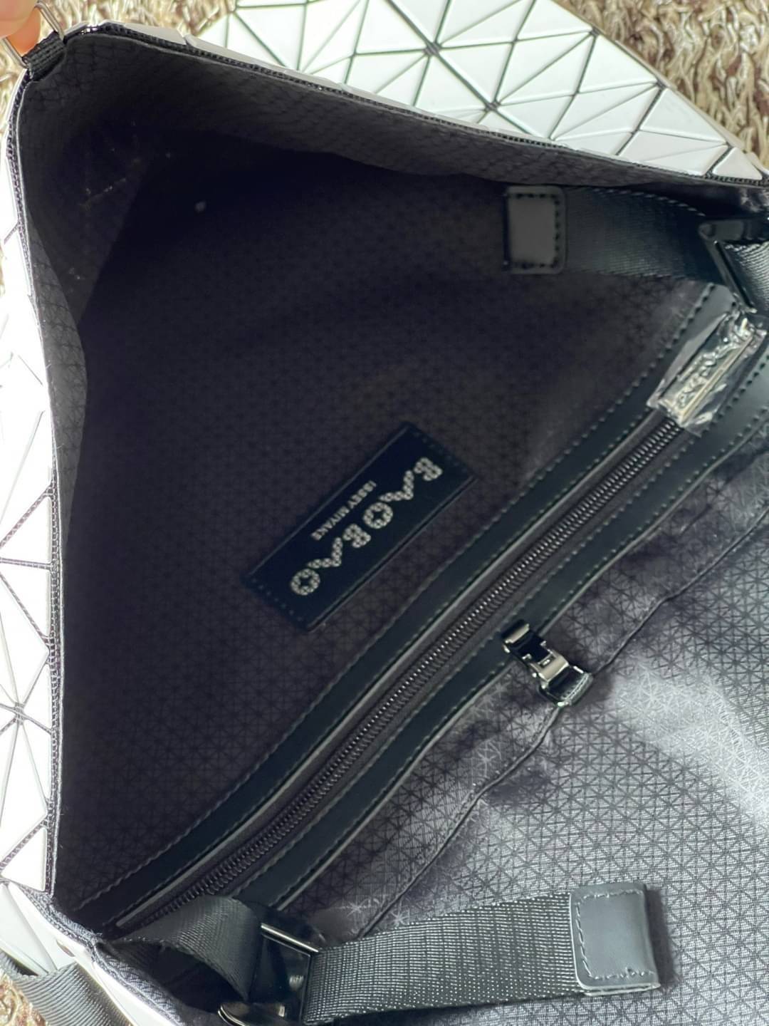 Baobao Issey Miyake Prism Sac ชาวมินิมอลทั้งชายและหญิงต้องถูกใจรุ่นนี้ เพราะ Prism Sac เป็นกระเป๋าแบบ unisex ที่มาพร้อมกับความเรียบง่ายของวัสดุเนื้อแมตต์ แต่ให้ลุคสไตล์เท่แบบคูลๆ โดดเด่นด้วยดีไซน์ที่ออกแบบมาให้ใช้งานที่ง่าย ตอบโจทย์ทุกสถานการณ์ฝาพับแบบเปิ