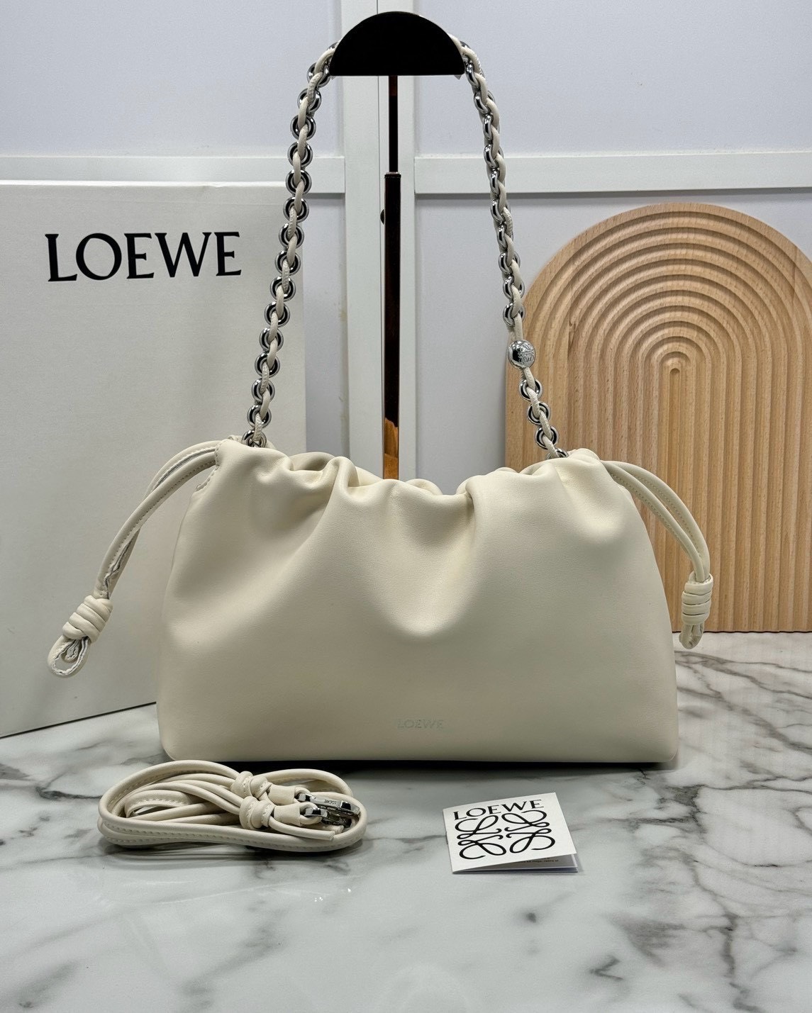 ORI หนังแท้ | Medium Loewe Flamenco purse in mellow nappa leather 30cm กระเป๋าสะพายทรงคลัช เรียบหรูดูแพง เรียบง่ายใช้งานสะดวก หนังแนปป้าให้สัมผัสนุ่มสบายผิว มาพร้อมสายสะพายร้อยห่วงหรูหรา