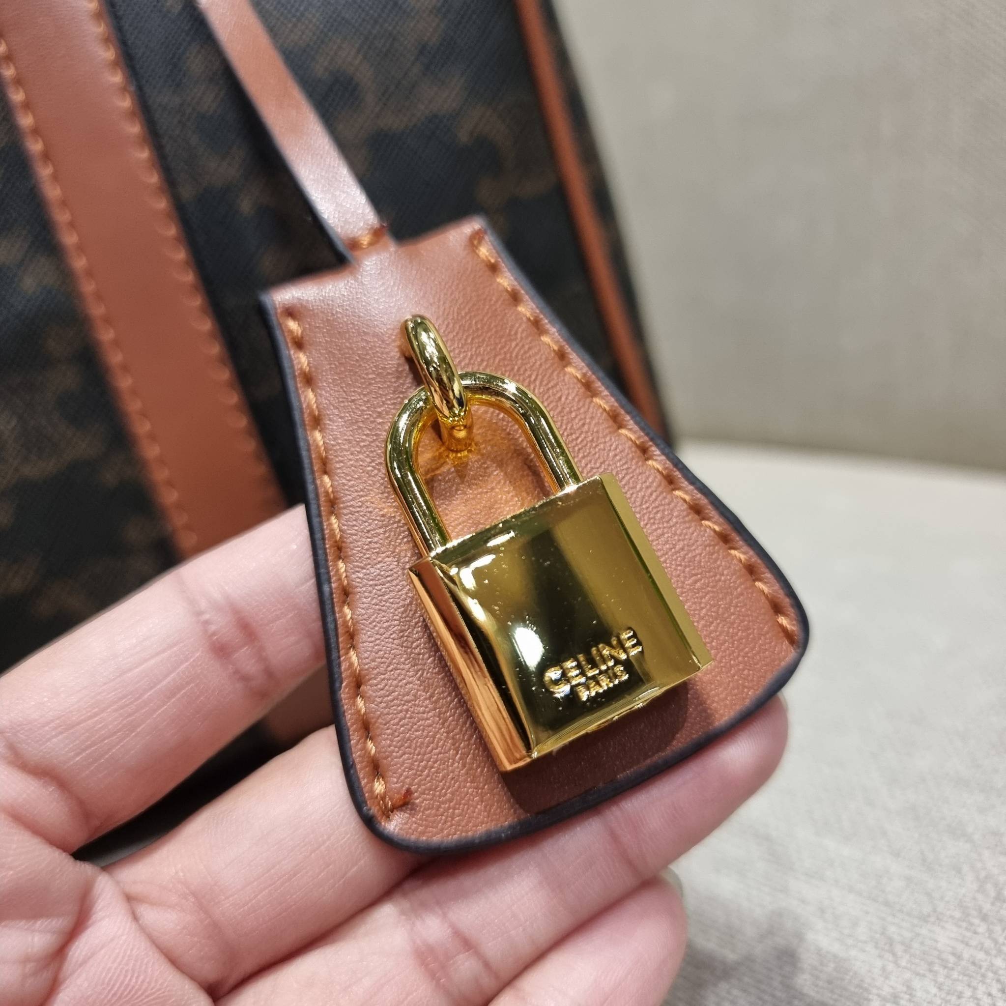 CELINE BOSTON BAG IN TRIOMPHE CANVAS AND CALFSKIN ยอดฮิตกับลวดลายเอกลักษณ์ สุดคลาสสิค กับกระเป๋ากึ่งเดินทาง ไซส์กำลังดี ที่สามารถใช้ได้ทั้งหนุ่มๆและสาวๆ วัสดุหนังแคนวาสตัดสลับหนังแท้ เปิด-ปิดด้วยซิป ใช้งานสะดวก และยังมีพวงหนังห้อยและแม่กุญแจล็อคซิปได้ มาพ