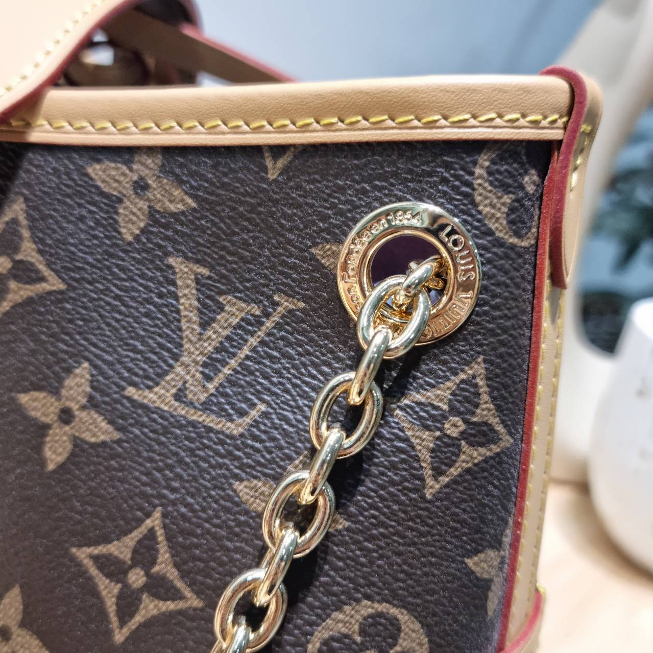 LV CARRYALL BB ใหม่ล่าสุด รุ่นลิมิเต็ดที่สาวๆตามหา จากเคาน์เตอร์ dutyfree ซึ่งเป็นดีไซน์ใหม่ 2025 กระเป๋าสะพายไหล่ทรงสวย ดีไซน์เรียบง่ายคลาสสิค หรู ดูผู้ดี รูปทรงใช้งานง่าย