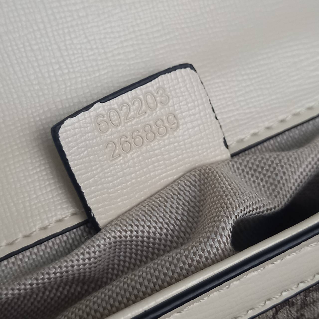 GUCCI HORSEBIT 1955 MINI BAG กระเป๋า crossbody รุ่นฮิต สุดหรูหรา คลาสสิค จุของสำคัญได้เยอะ มาพร้อมสายสะพายยาว 2 เส้น สามารถ ปรับระดับได้ ถอดออกได้ รุ่นนี้ใช้งานดีมาก บอกต่อกันถึงที่สุด ใช้ได้ทุกโอกาส เป็นอีกรุ่นที่โดดเด่นมากๆ