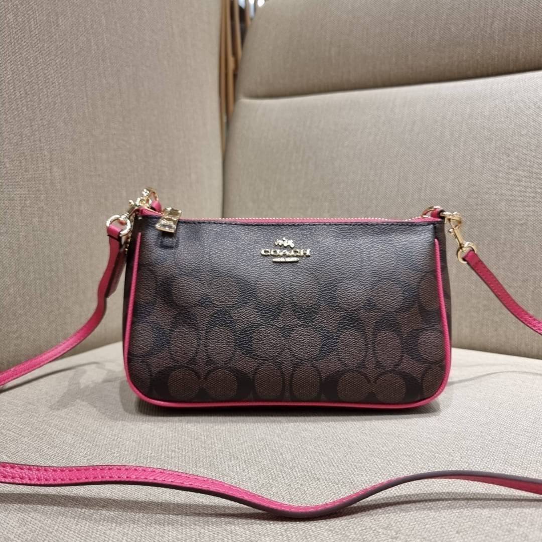 COACH 36674 TOP HANDLE POUCH IN SIGNATURE JACQUARD กระเป๋าทรงพอช ยอดฮิต ยกขึ้นแท่น ด้วยดีไซน์ที่ออกมาให้ใช้งานได้ง่าย ขนาดกำลังเหมาะ วัสดุหนังแคนวาสทนทาน ดีไปหมดขนาดนี้!! คุณลูกค้าถึงสั่งกันรัวๆจริงๆ ภายในโล่งกว้าง ใส่โทรศัพท์ได้ทุกรุ่น มาพร้อมสายคล้องแขน