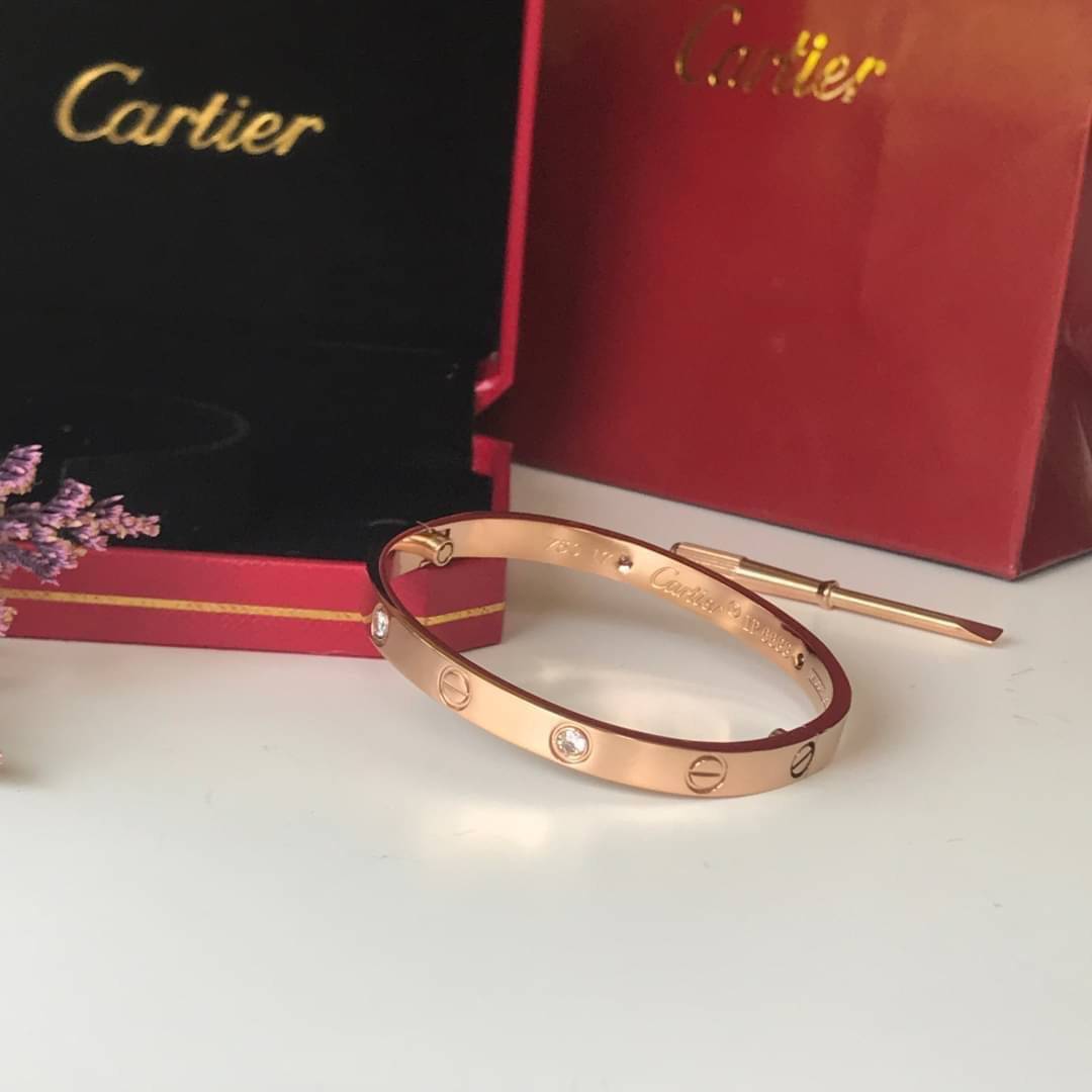 Cartier Love Bracelet รุ่นเพชร กำไลข้อมือ ภาพถ่ายจากงานจริง วัสดุโลหะเคลือบขึ้นเงาตามรูป งานปั้มครบตามรูปเลยค่ะ