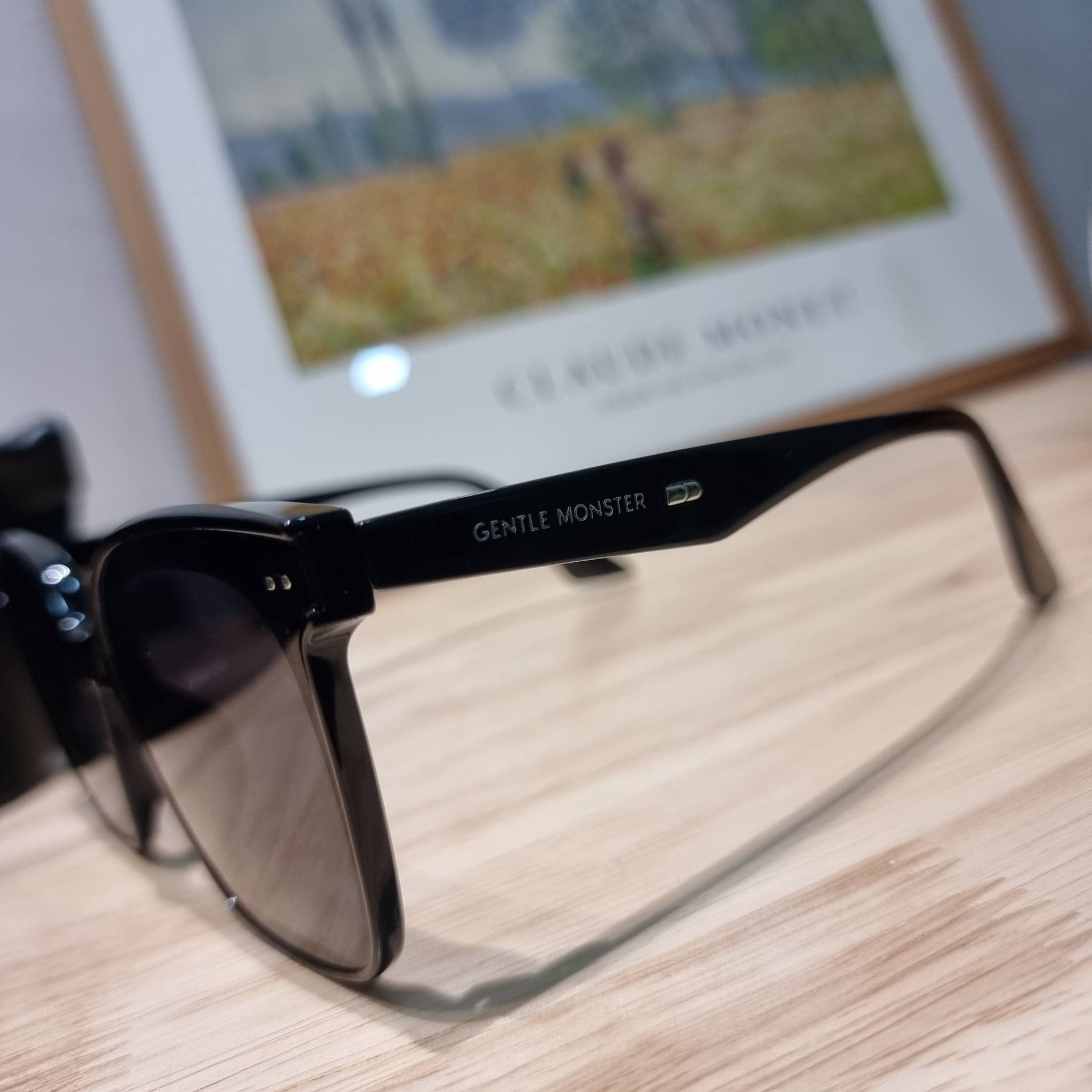 Set 3 ชิ้น Gucci Horsebit 1955 mini bag / Gucci Phone Bag box set ชวนสะสม ใครมองหาของขวัญอยู่ เซ็ทนี้จัดว่าเลิศมาก! กับการจับเอารุ่นยอดฮิต มามิกซ์รวมกับไอเท็มสุดคุ้มของมันต้องมี!! จัดเรียงให้อยู่ในกล่อง box set ลิมิเต็ด ที่มีทั้งแว่นตา gentle monster แบรน