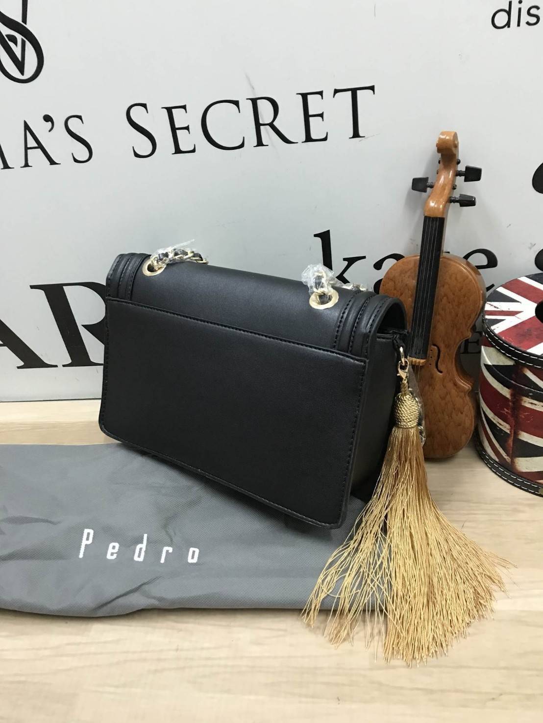 Pedro Velvet Tassel shoulder Bag รุ่นใหม่ชนช้อป!! จากแบรนด์ในเครือ charles&keith กระเป๋าสะพายข้างทรงกล่อง ตั้งอยู่ทรง สายสะพายโซ่ร้อยหนัง อะไหล่ทองทั้งใบ ด้านข้างประดับพู่สุดหรูสามารถสะพายได้ทั้งสายเดี่ยวและสายคู่ ภายในมีช่องซิปแยก สามารถใส่กระเป๋าสตางค์ท