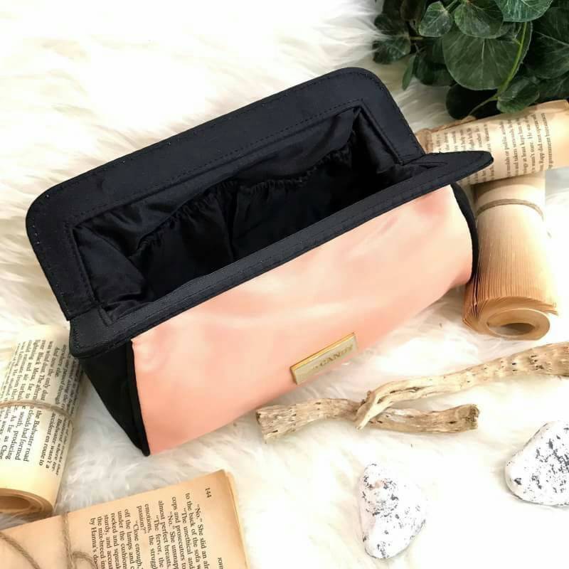 PRADA CANDY COSMETIC BAG GIFT WITH PURCHASE (GWP) จากเคาน์เตอร์ต่างประเทศรุ่น Limited Satin Material ทรง cluth ขนาดกำลังน่ารัก ด้านหน้ามีโลโก้ brand เปิดปิดด้วยแถบเเม่เหล็กซ่อนที่ปากกระเป๋า ซับใน Polyester มีช่องแบ่งสามารถใส่เครื่องสำอางค์ เครื่องเขียน เค