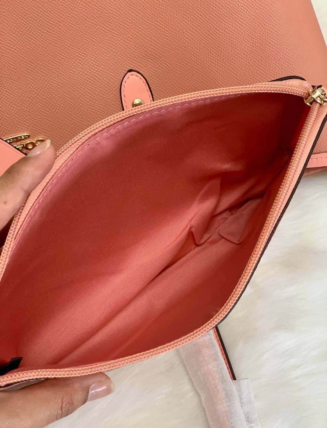 ลายหายากแล้วนะคะ🌈 COACH REVERSIBLE CITY TOTE RAINBOW PRINT ((F72720)) กลับมาอีกครั้ง! กระเป๋าทรงTote หนังแท้ กลับด้านได้ใช้ได้2ด้านค่ะ//ด้านนึงสีครีมลายรุ้ง//อีกด้านสีโอรส สวยงามค่ะ