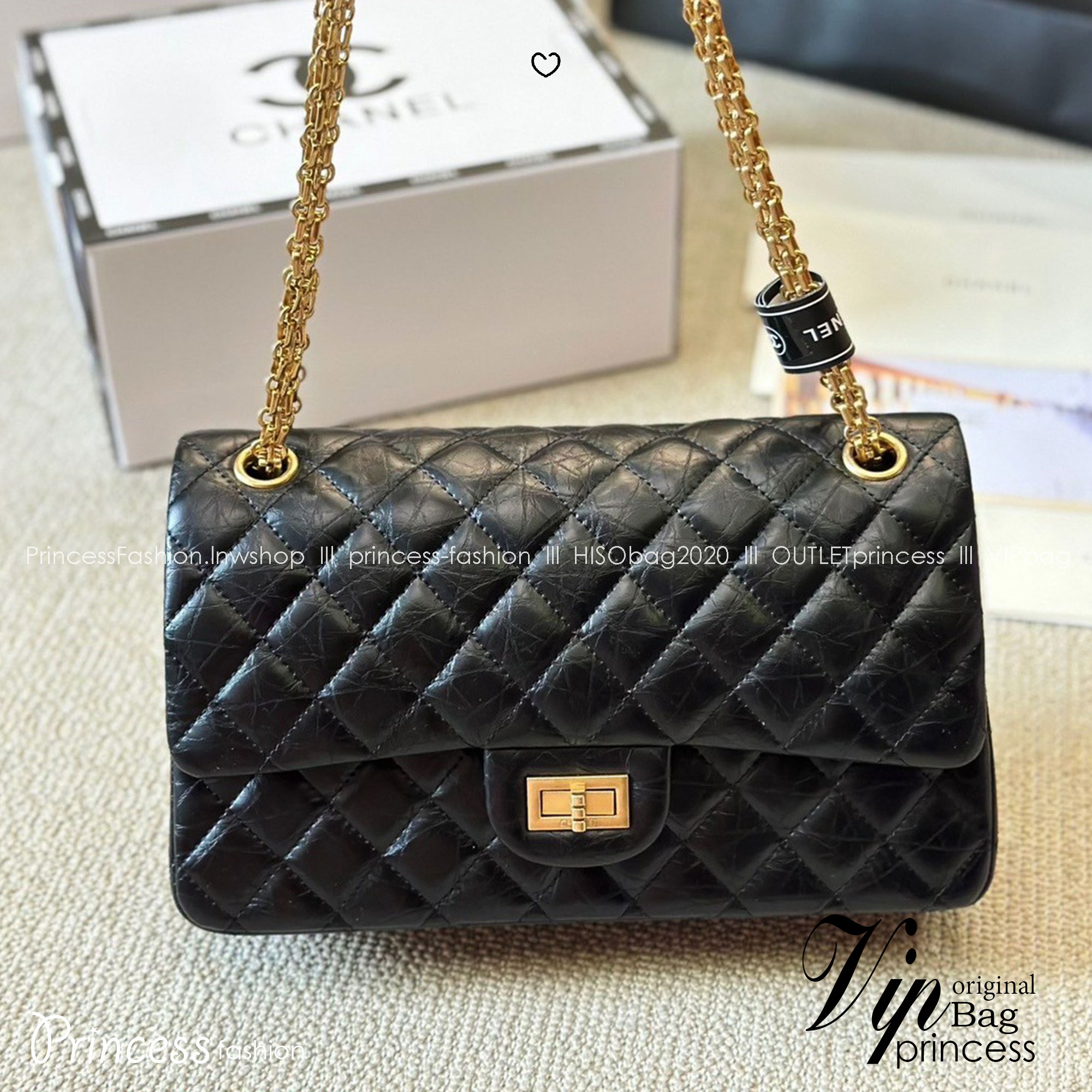 CHANEL 2.55 Handbag Aged Leather & Gold-Tone กระเป๋าสะพายหนังย่น แฝงความหรูในตัวตามเอกลักษณ์แบรนด์ สีดำ อะไหล่เงิน / ทอง