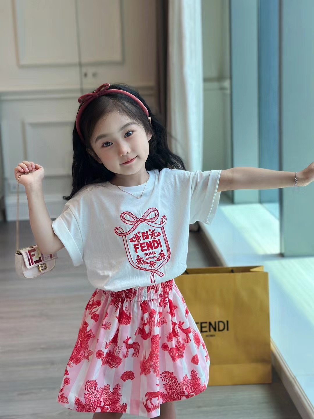 สลับแท้ เกรดเทพ Size 90-150 เสื้อผ้าเด็กแบรนด์เนม FENDI Jersey junior T-shirt + Junior Skirt Poplin งาน 1:1 เซตงานเสื้อยืดขาวกับกระโปรงลายผ้าชนะเลิศ เนื้อผ้าการันตีความพรีเมียม