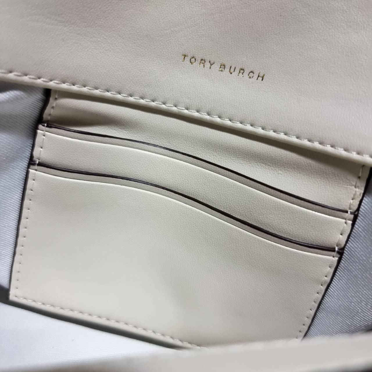 TORY BURCH KIRA CHEVRON EMBELLISHED LOGO MINI BAG ตามคำเรียกร้องจ้า!! ไซส์มินิ สะดวกใช้ พกพาง่าย สไตล์คุณหนู!! กระเป๋าสะพายข้าง ดีไซน์ทรงคลาสสิค โดดเด่นด้วยโลโก้ดีไซน์ประดับเม็ดสี เพิ่มมูลค่าและดึงดูดสายตามากขึ้น วัสดุหนังแกะ สัมผัสนิ่มมือ เปิด-ปิดด้วยกระ