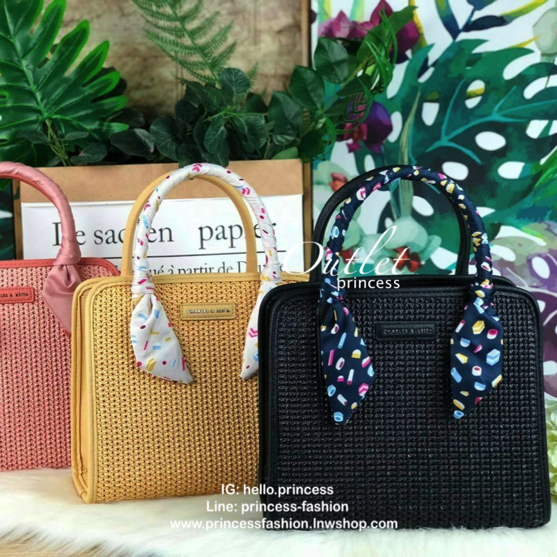 CHARLES & KEITH SATIN SCARF WRAPPED WOVEN BAG กระเป๋าถือ/สะพายอยู่ทรง มีผ้าพันหูกระเป๋าให้ 1 เส้น มีหมุดรองฐานทั้ง 4 มุม ที่ด้านหน้าทำ texture สวยงาม เปิดปิดด้วยกระดุมแม่เหล็ก ด้สนในมีช่องซิปเล็ก 1 ช่อง รุ่นนี้จุของได้เยอะ ใส่ iPad mini ได้สบายๆค่า สายสะพ