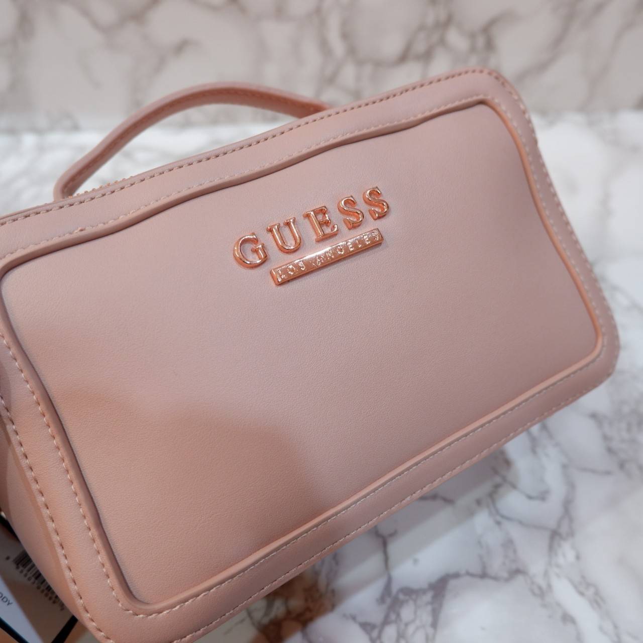 GUESS กระเป๋าหูหิ้วสะพายข้าง ทรงกล่องมีหูจับถนัดมือ มี2ช่องกระเป๋า ด้านหน้าติดโลโก้แบรนด์สีทอง