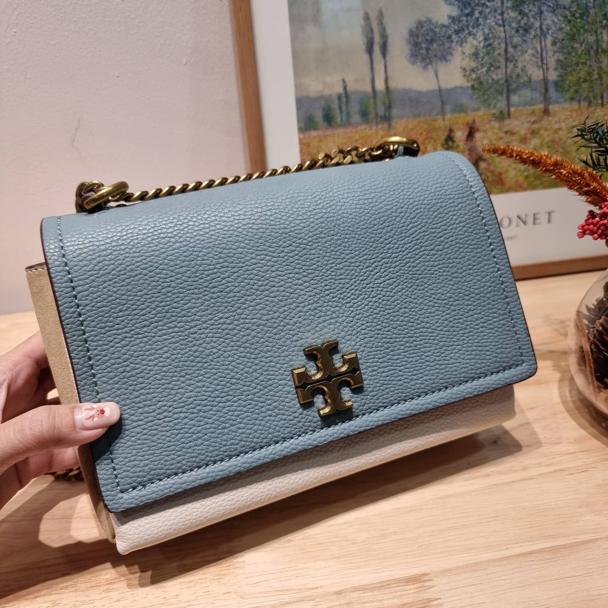 TORY BURCH LIMITED-EDITION SHOULDER BAG รุ่นลิมิเต็ด กับกระเป๋าสะพายไหล่ทรงผู้ดี ที่ผลิตมาในจำนวนจำกัด โดดเด่นด้วยอะไหล่ทองคลาสสิคหรูหรา