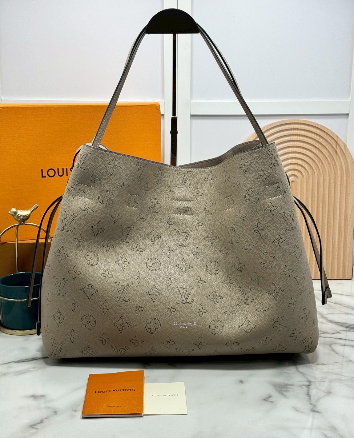 ORI หนังแท้ | LV Boundless Bag กระเป๋าสะพายทรงโท้ทใบใหญ่ ฉลุลายโมโนแกรมเต็มใบ สวยสุดคลาสสิก โทนสีเรียบง่ายใช้งานง่าย หรูหรามีระดับเหนือกาลเวลา